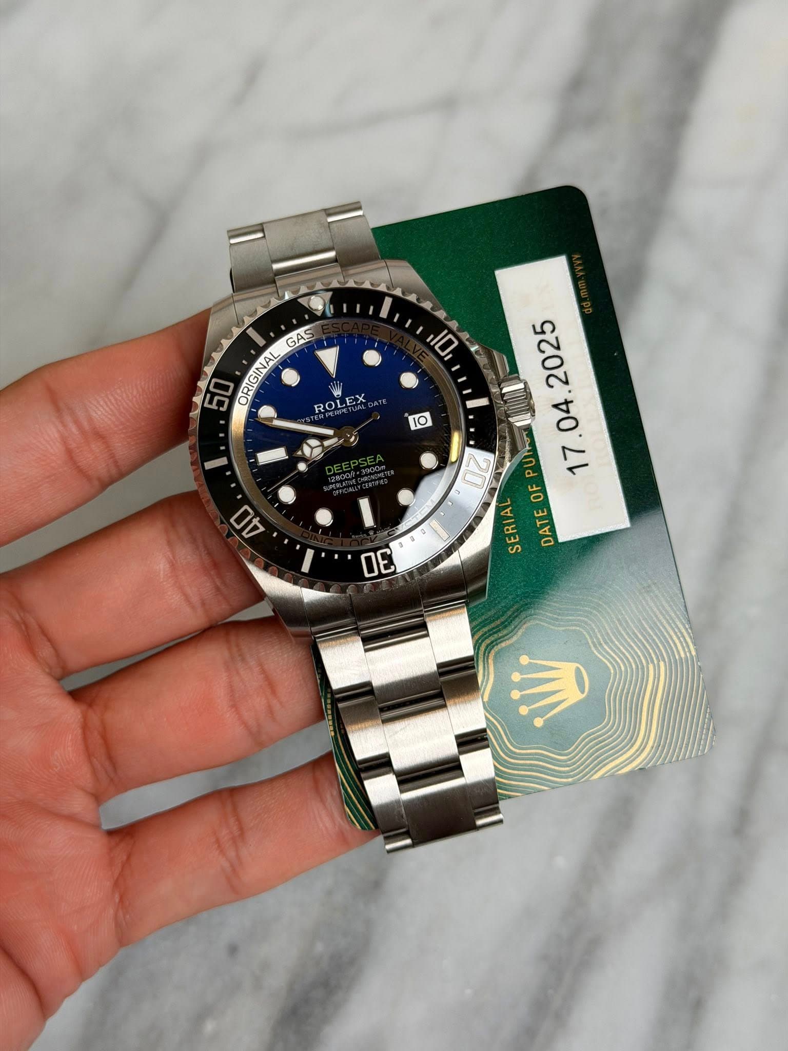May be an image of wrist watch and text that says 'GAS ORIGINAL 10 ROLEX RO 10 AO y 17.04 17 OF NOI SERIA DATE D0'