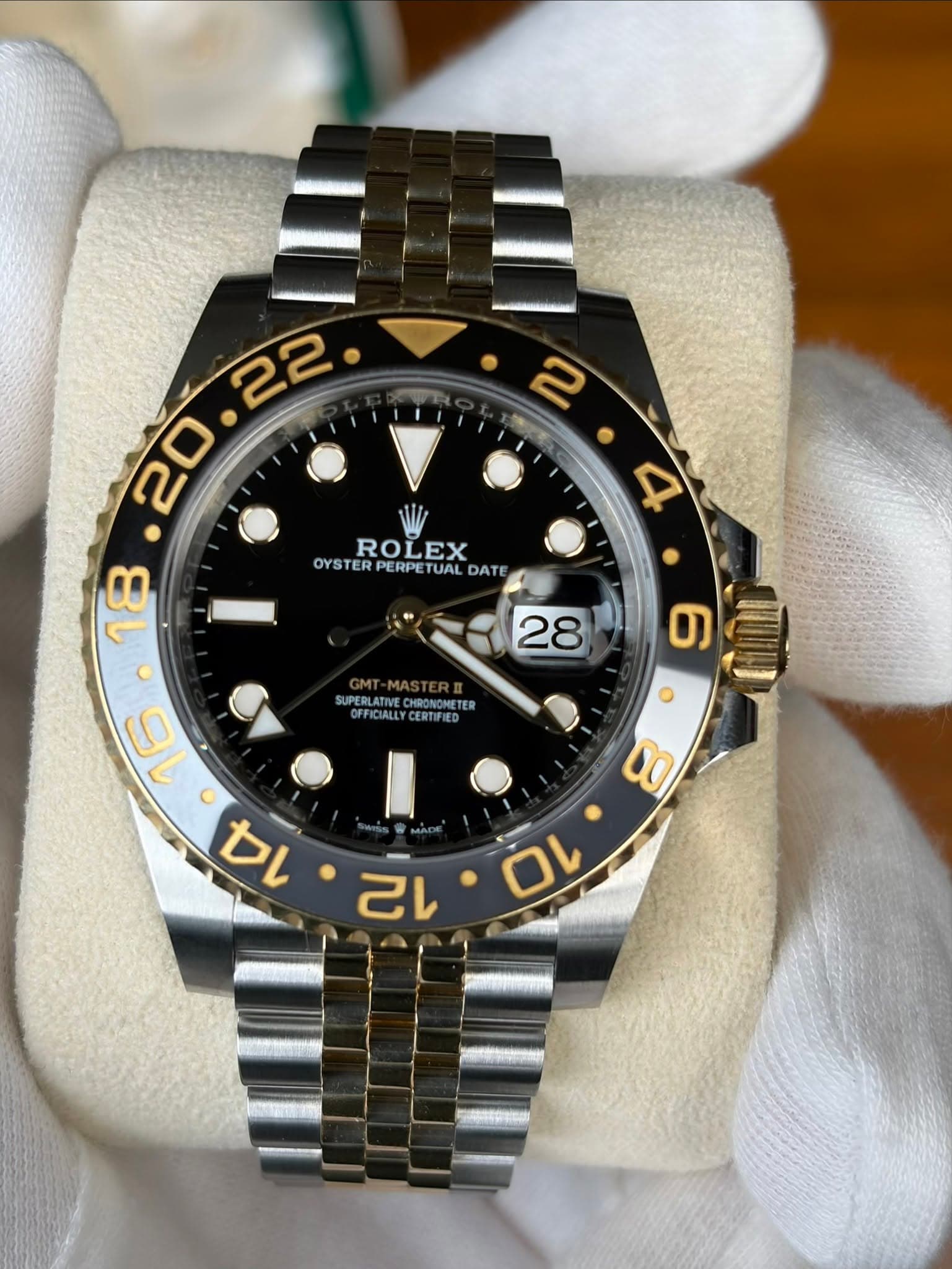 May be an image of wrist watch and text that says ' W OYSTERPERPETUALDA OYS OYSTER ROLEX EX PERPE UAL DATE 18 28 6 SUPERLATI SUPERLATIVECHRONONETER LATIVE SUHATALR CHRON…