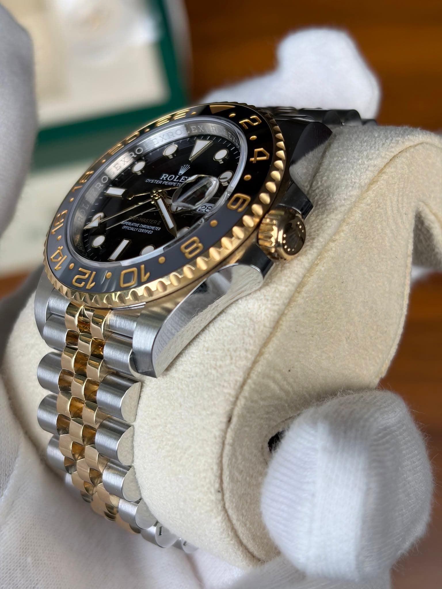 May be an image of wrist watch and text that says 'CC RO O O ROLE 00 1 BI 14 12 マい・ロレ ቤር 12 N 70'