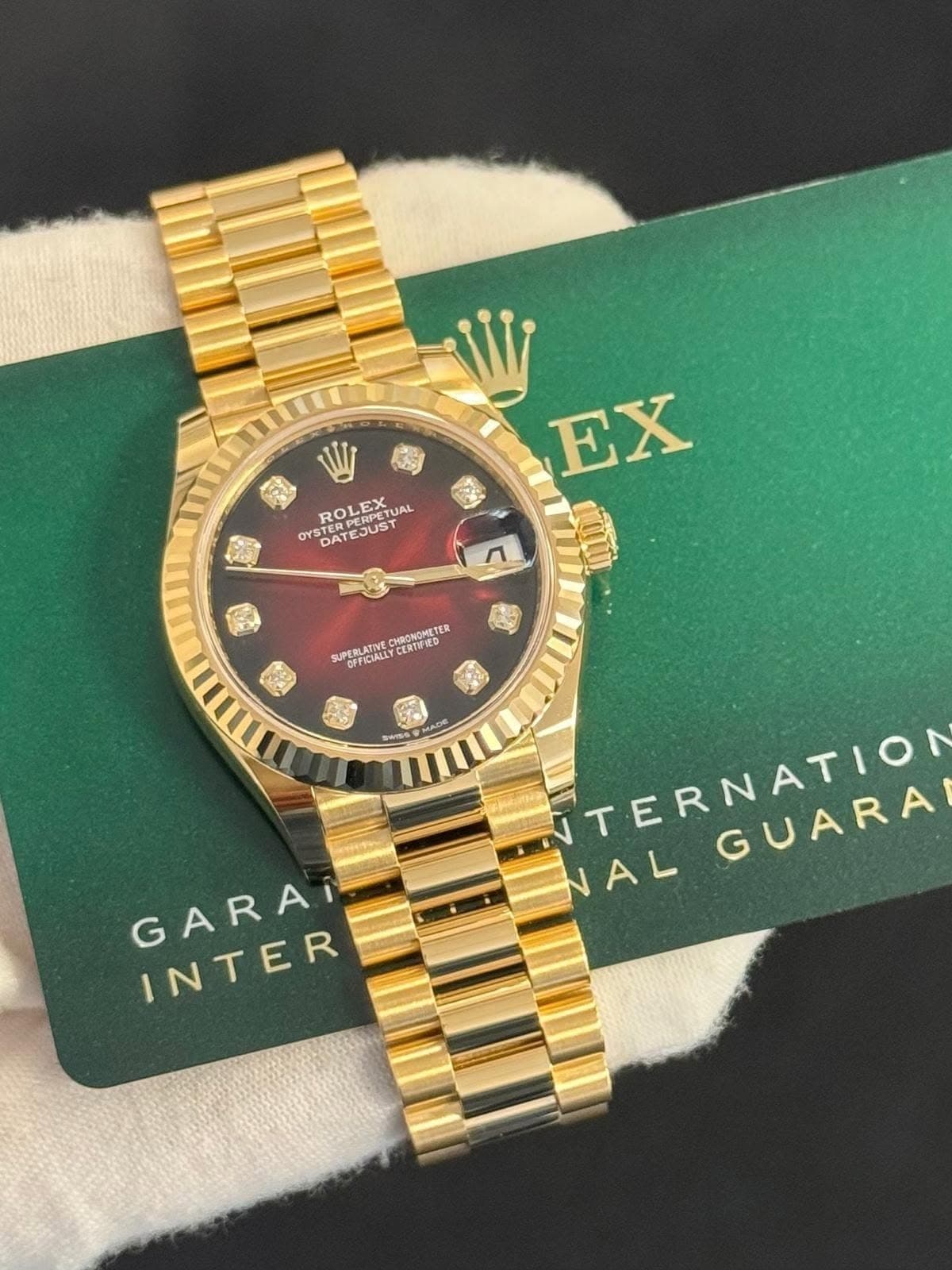 May be an image of wrist watch and text that says 'OYSTE TERPERPET ROLEX DATEJUST EMCRUST YSTERPE PERPETUAL TUAL DATE DAT EJUST EX n SUPERLATINE SUPERLATNECHRONOMET OFFICIALLY…