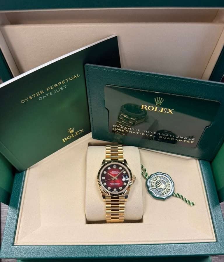 May be an image of wrist watch and text that says 'ERPET TUA STER ER DATEJUST W ROLEX W ROI ARANTI RNATIONA ONALE ANTEE 한스트 E หน لل 参 ® 宝 LEEEI 1 EY 9'