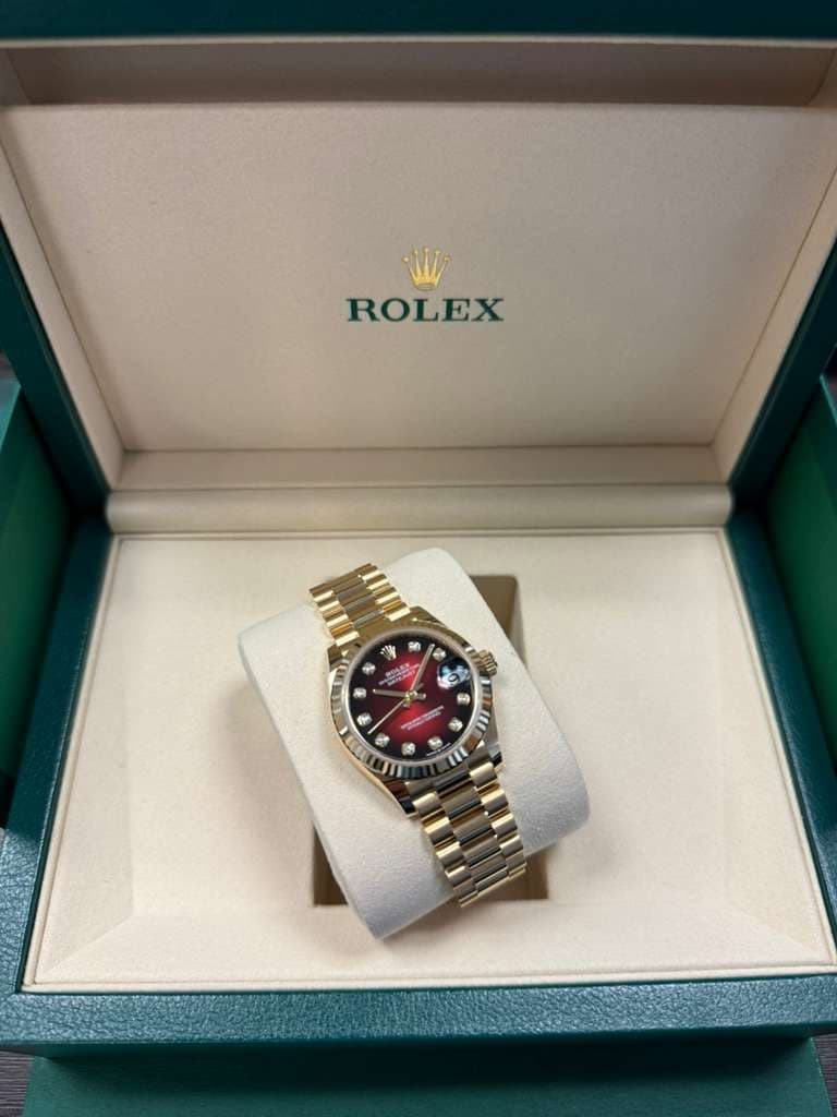 May be an image of wrist watch and text that says 'ROLEX 0 p W G マ 3 9 2'
