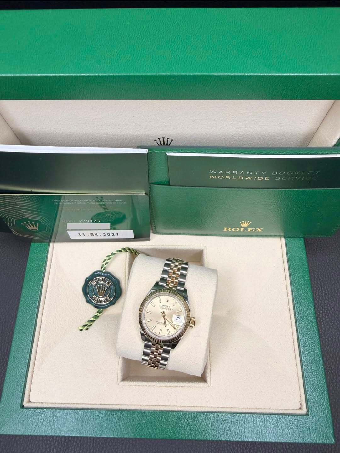 May be an image of wrist watch and text that says 'WARRANTY B0 WORLDWIDE V SE W RO ROLEX LEX 克 n U ល 3 Il N'