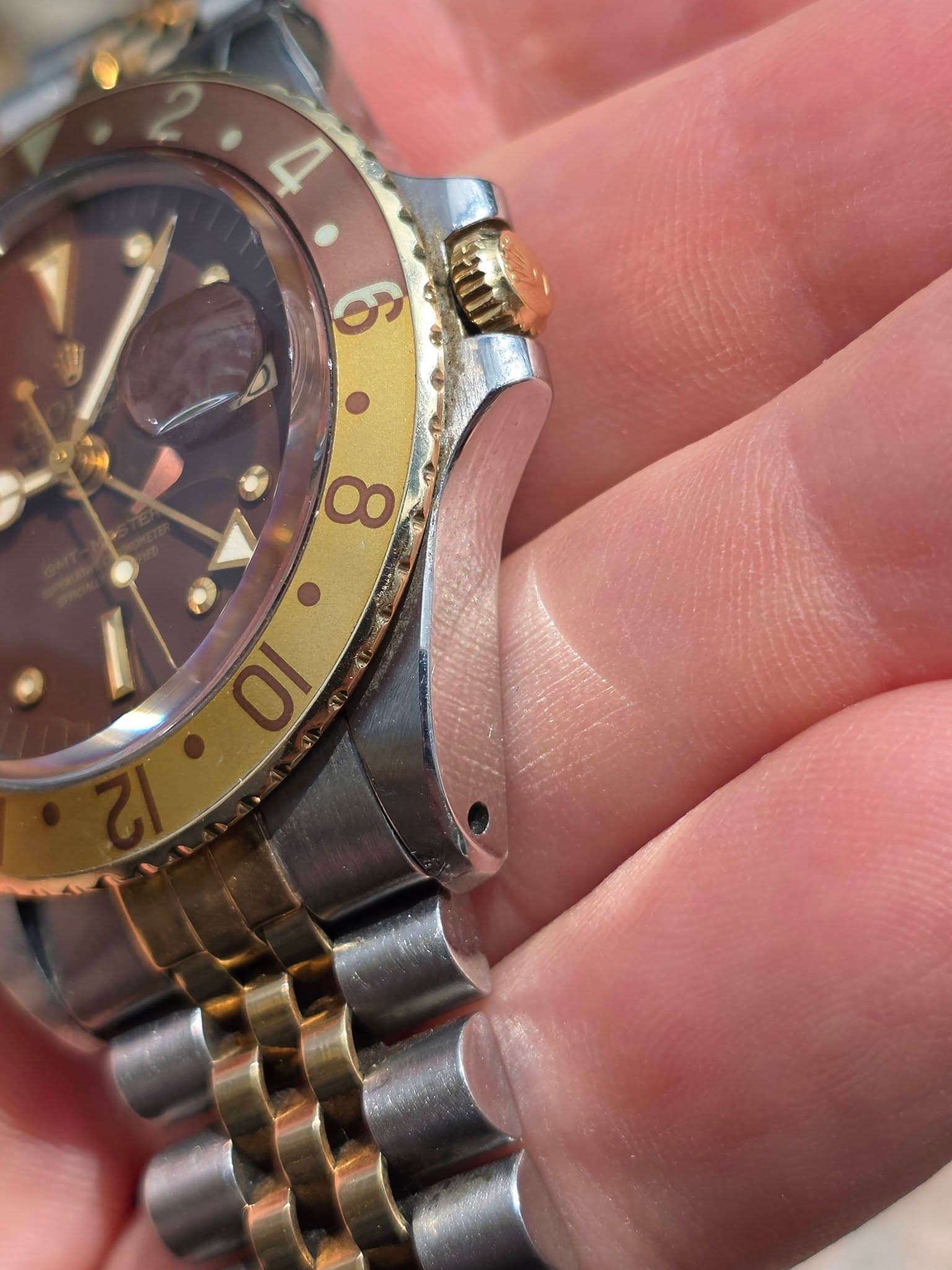 May be an image of wrist watch and text that says '8 OI ቁ'