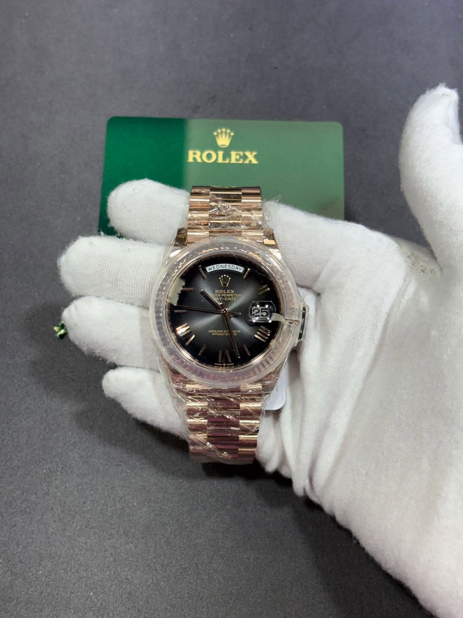 May be an image of wrist watch and text that says 'ROLEX WEBNESCAM WEDNESCAY ععت O BHOR'