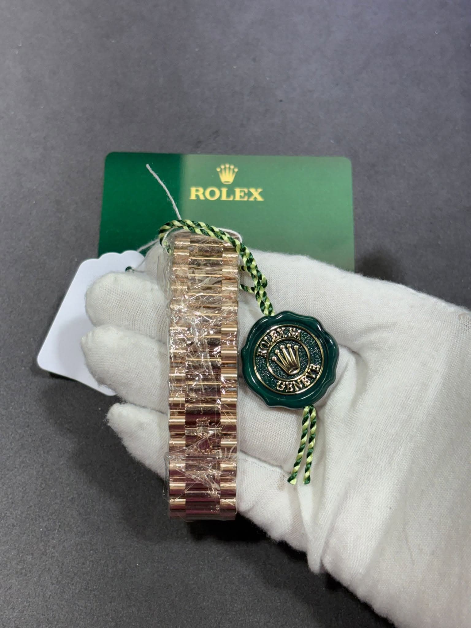 May be an image of wrist watch, jewelry and text that says 'ROLEX L AA 2'
