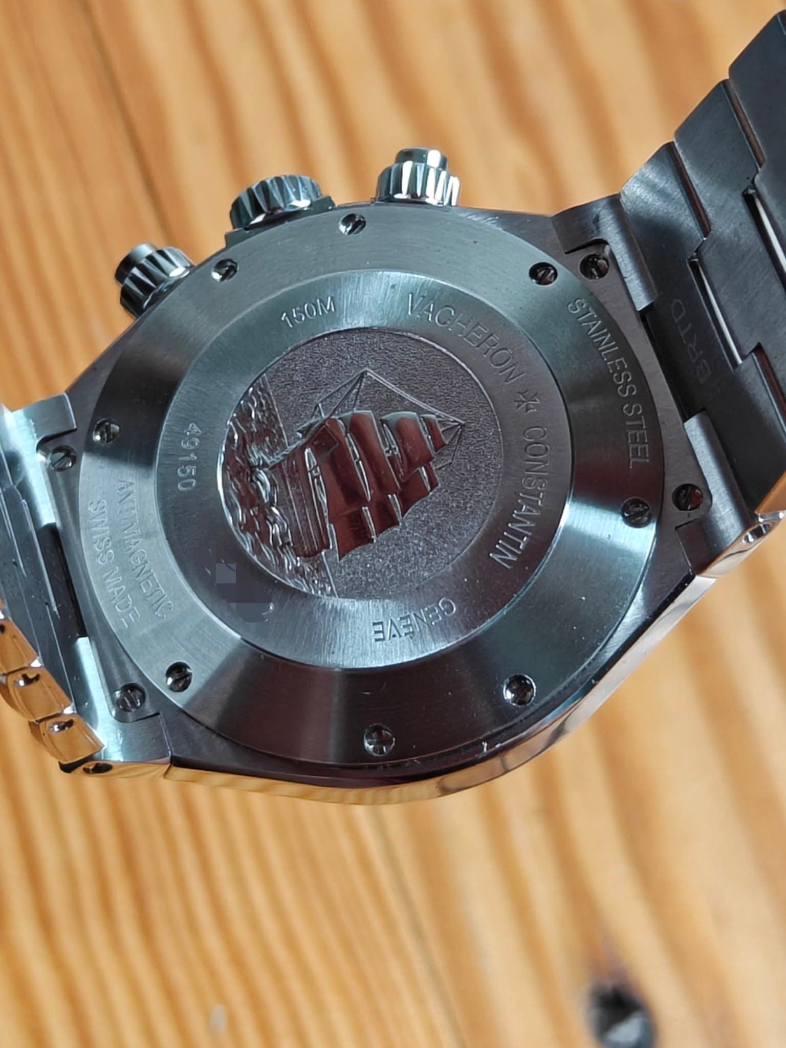 May be an image of wrist watch and text that says '150M NACHERON STAINLES STAINL SWISS MADE SWISSMADE MADE GNETIC ΑΝΜΑΕΝεTΙς ANO 0SL6S 09169 BEENEN ם3מפתחד'