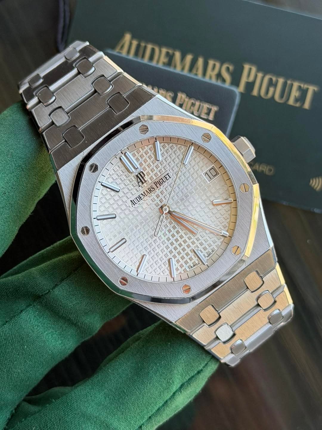 May be an image of wrist watch and text that says 'AUIDEMARS PIGUET 9C PIGUET 白 AP PIGUET AUDEMARS AUULMARS AUDEMARS 000'