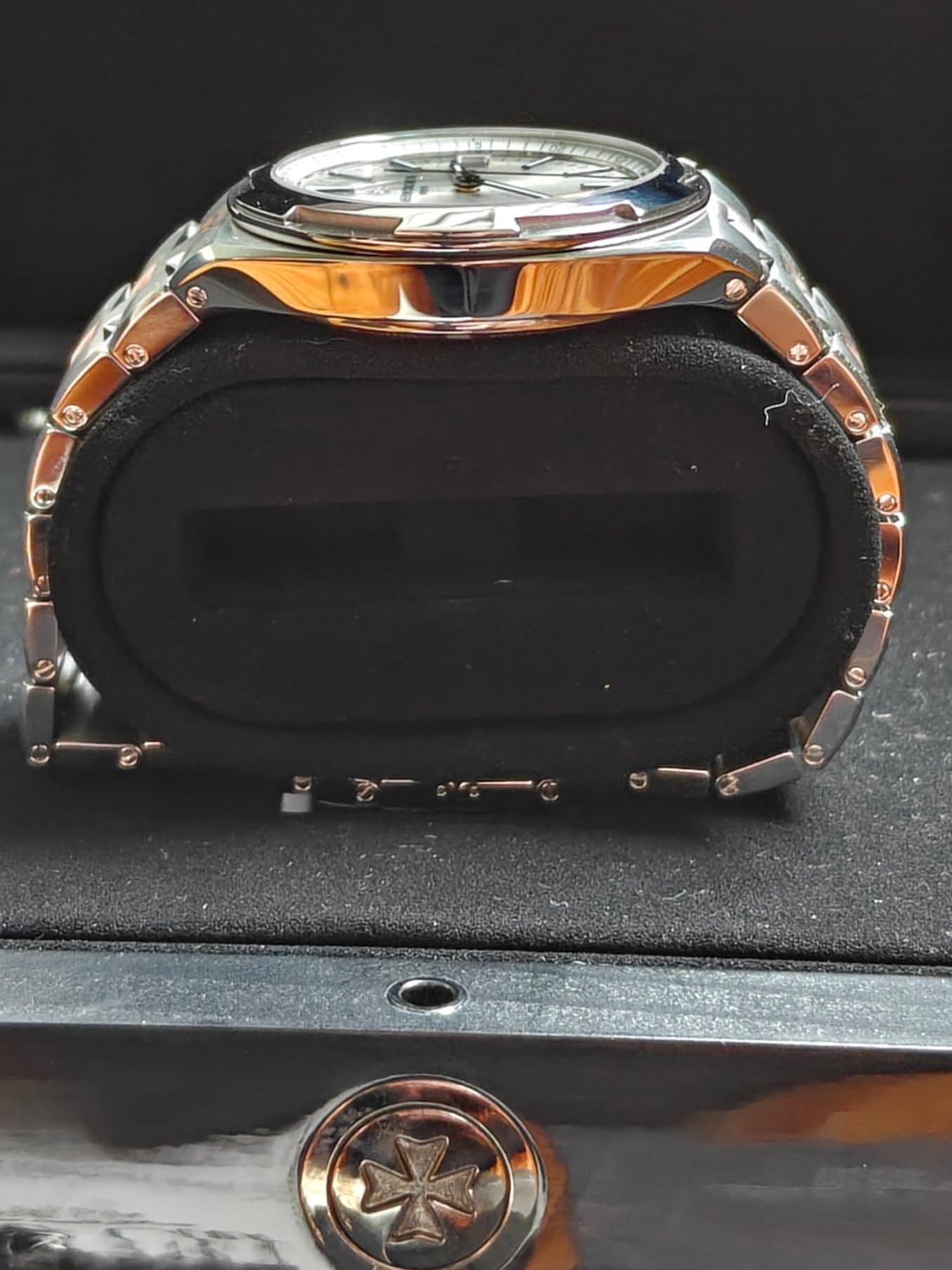 May be an image of wrist watch and text that says 'つ አግ'