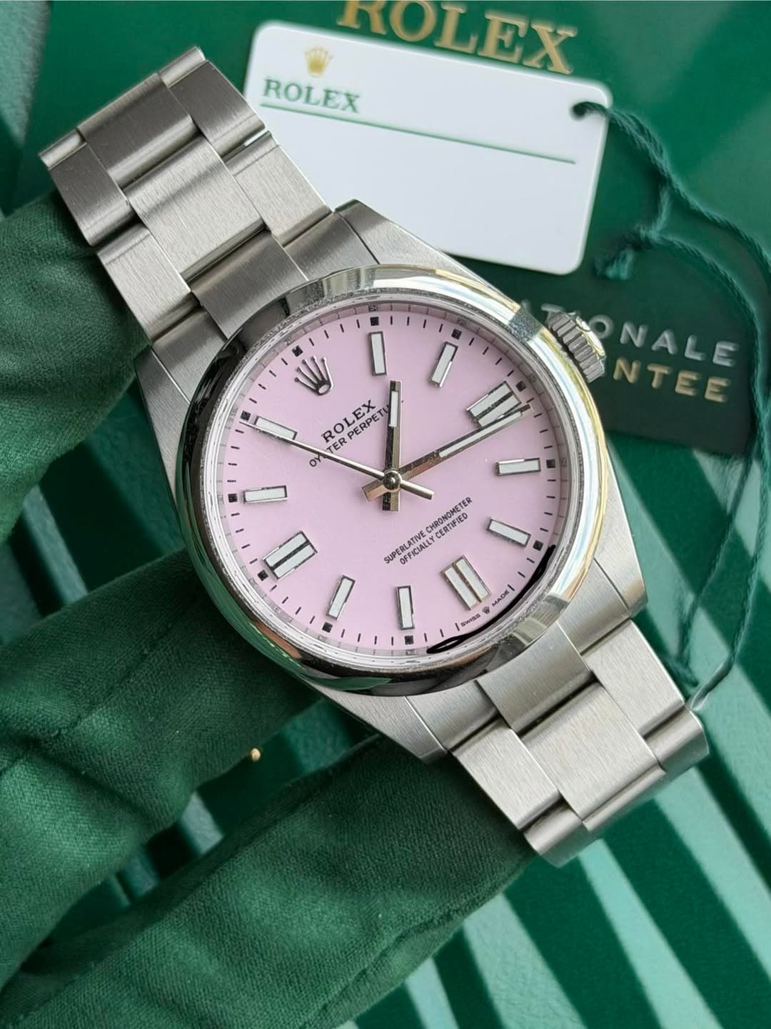 May be an image of wrist watch and text that says 'ROLEX EX ROLEX W ROLEX TERPE ER PERPET TERPERPET E oY NALE NTEE CHRONOMETER ETER CHRONEFEDE TER 1 CERTIFIED れ谷 SUPERLATIVE…