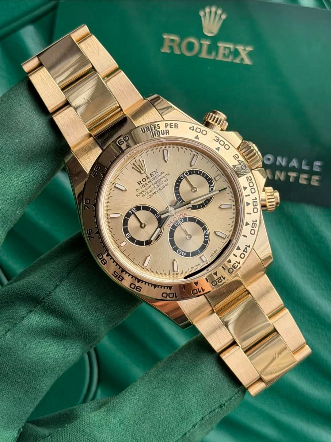 May be an image of wrist watch and text that says 'ROLEX UNITS PER 60 HOUR Vi EX. 0 RSETUATE数 CUCRETER TER 0 OSTENY UPERLATIVE PERLAIE 式対1特製の ONONETER OYSTERP OFFICIALLY cpoMo…