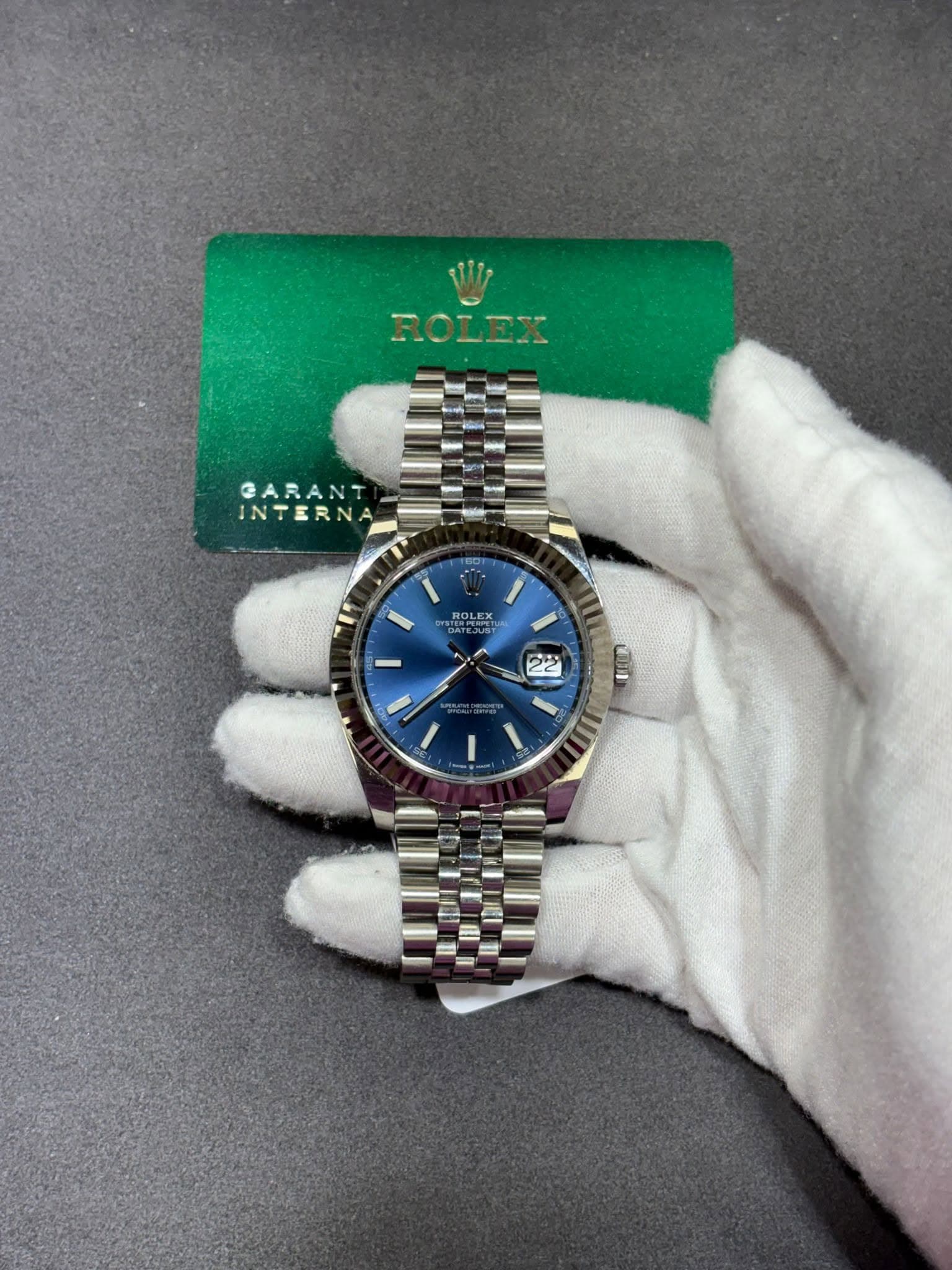 May be an image of wrist watch and text that says 'M GARANT INTERNA SYSTE OR ROLEX PERCE DEST ادر OLEX I ر G ม ي'