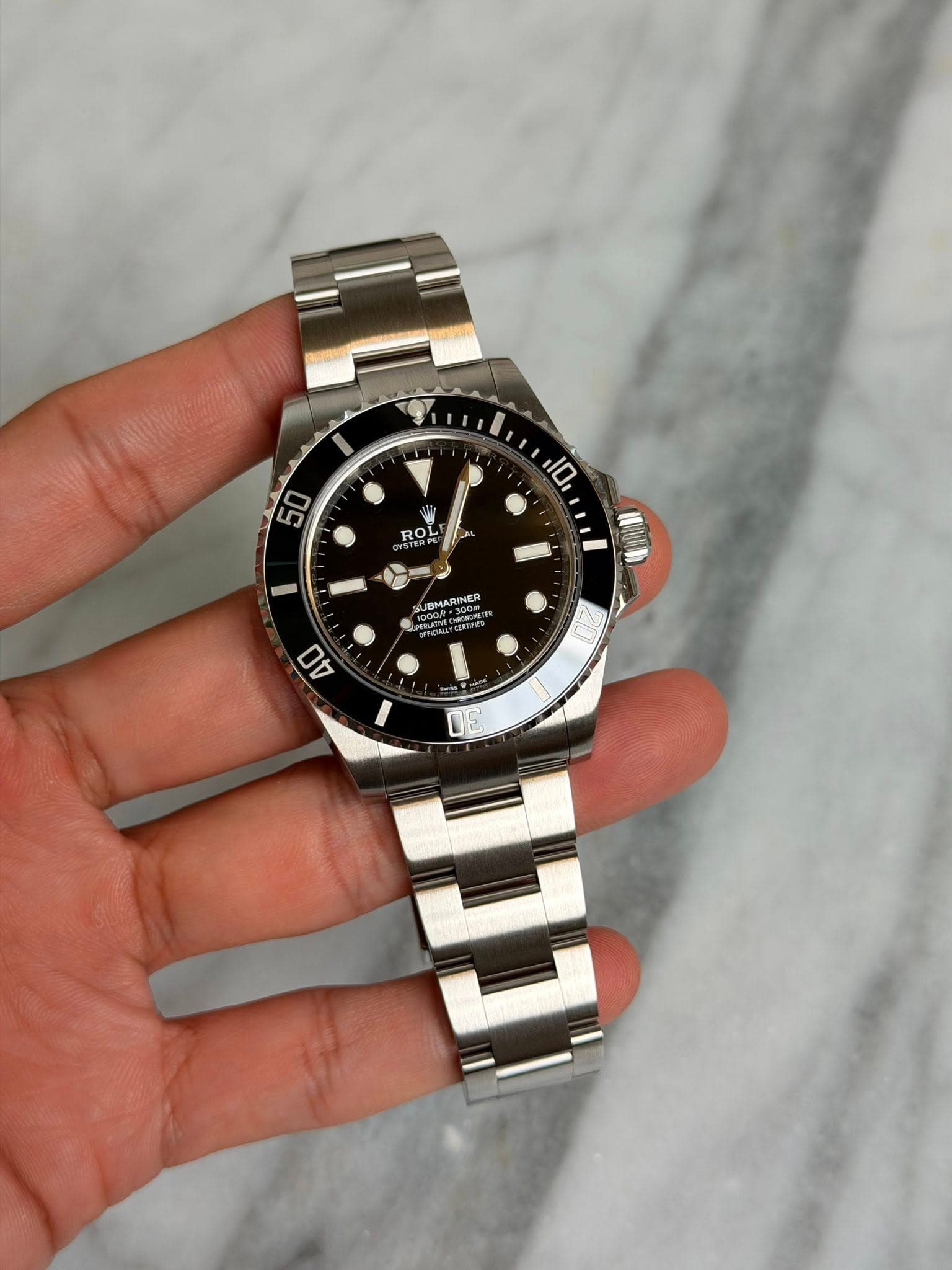 May be an image of wrist watch and text that says 'I 50 10 M ROH SUBMARINER 10000 40 LP'