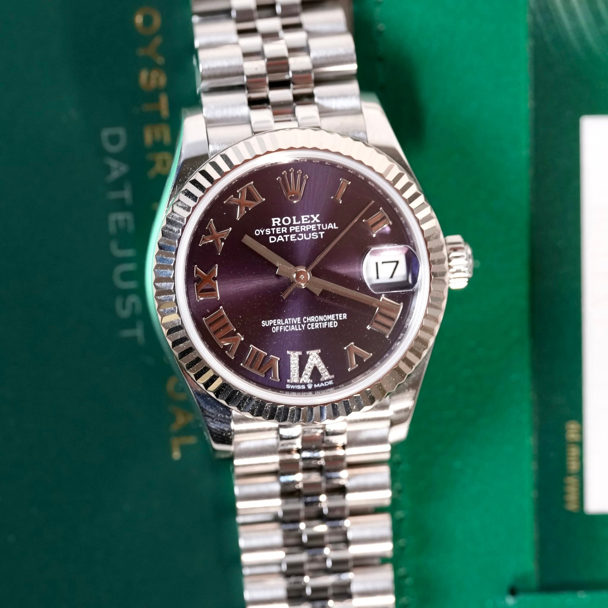 May be an image of wrist watch and text that says 'ROLEX ROLEET PERPETUAL ETUAL OYSTE DÝ DYSTERPE DATĘJUS PERFERPETUAL DATE EREUS EJUST 17 SUPERLAETER SUPERLATIVE OFELATIVE…