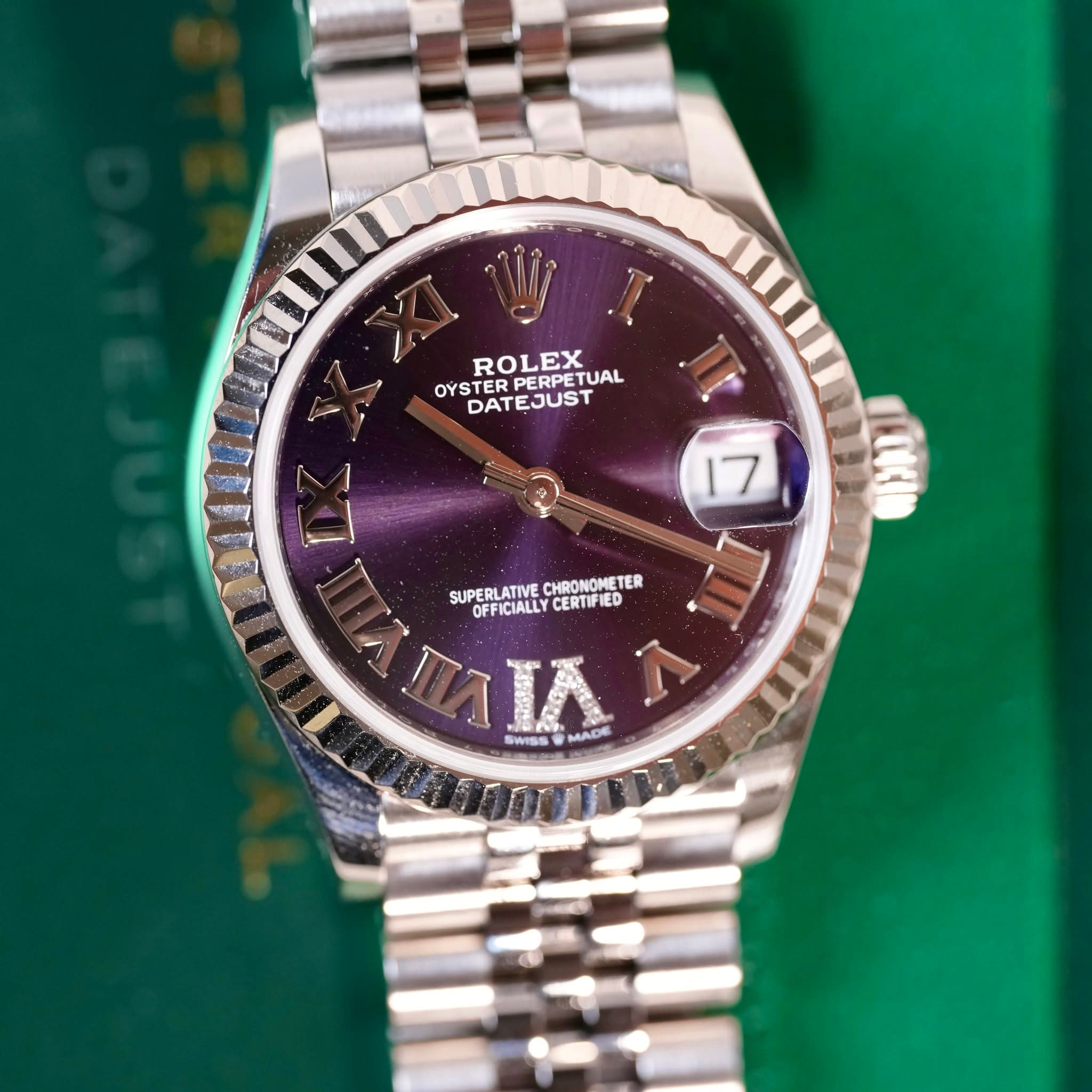 May be an image of wrist watch and text that says 'ROLEX PETUAL UAL OYSTER OYSTERPERPET PERPE DATEJUST DATE EJUS 17 SUPERLATIVE SUPERL ATIVE CHRONOMETER SUPERLATIVE.CHRONOHETER TER…