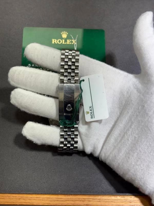 May be an image of wrist watch and text that says 'ROLEX ROLEX 4100 አር'