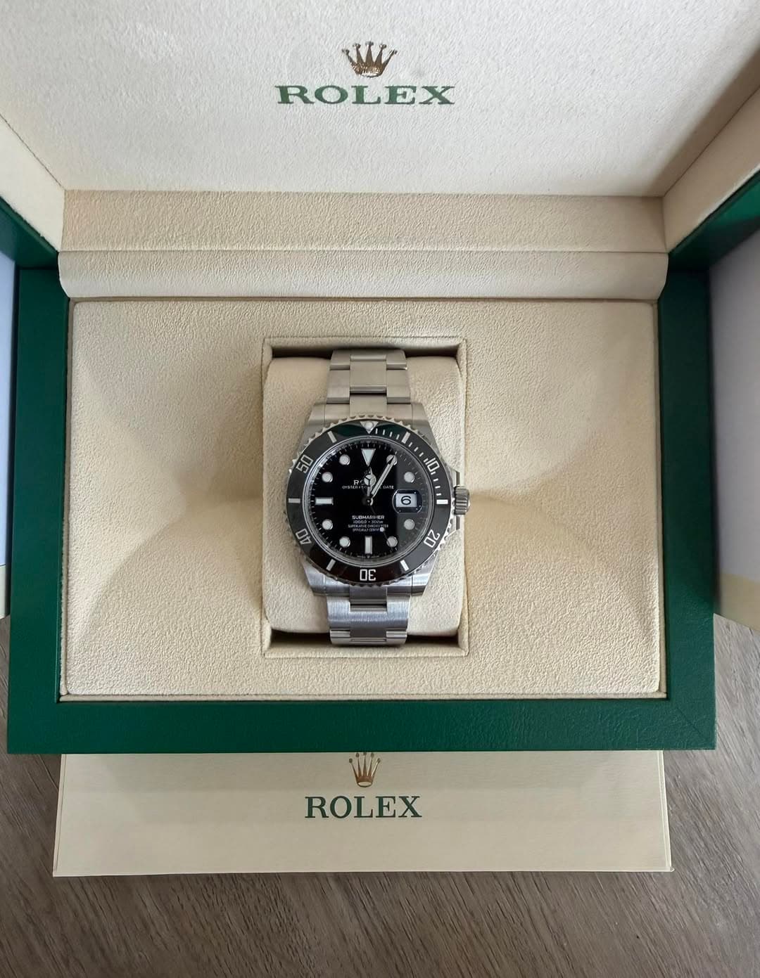 May be an image of wrist watch and text that says 'W حيبة ROLEX 中 ጉክ u H F 8 香 10 6 Mり酒 Δи 20 OE ROLEX'