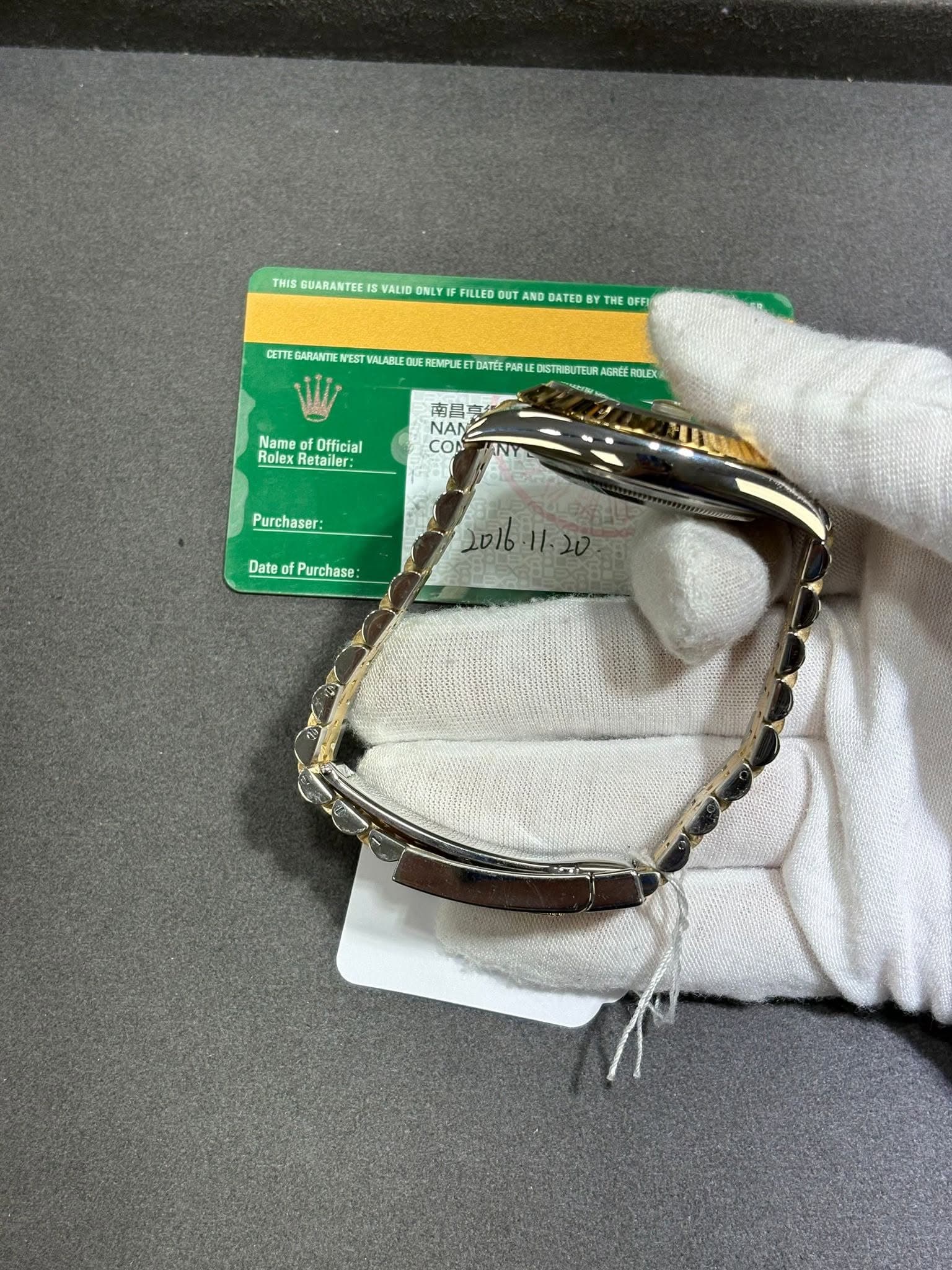 May be an image of jewelry and text that says 'THIS GUARANTEE VALID ONLY FILLED OUT TA AND ATED BY TH THE OFF CETTE GARANTIE TEST MALABLECU REMPLEE DATEE PARL RLE DISTRIBUTEL AGREE…