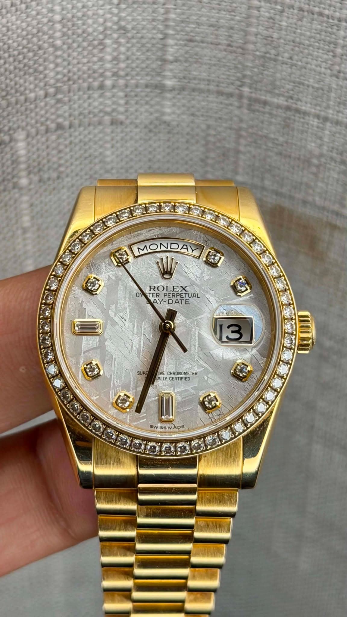 May be an image of wrist watch and text that says '海 MONDAYE V MONDAY 菌 S ROLEX DY TER TERPE RPERPETUAL PETUAL ク AY-DATE AY-C D I 3 .พ CHRONOMILTER CERTIRIED ទស SWISS WISSMADE…