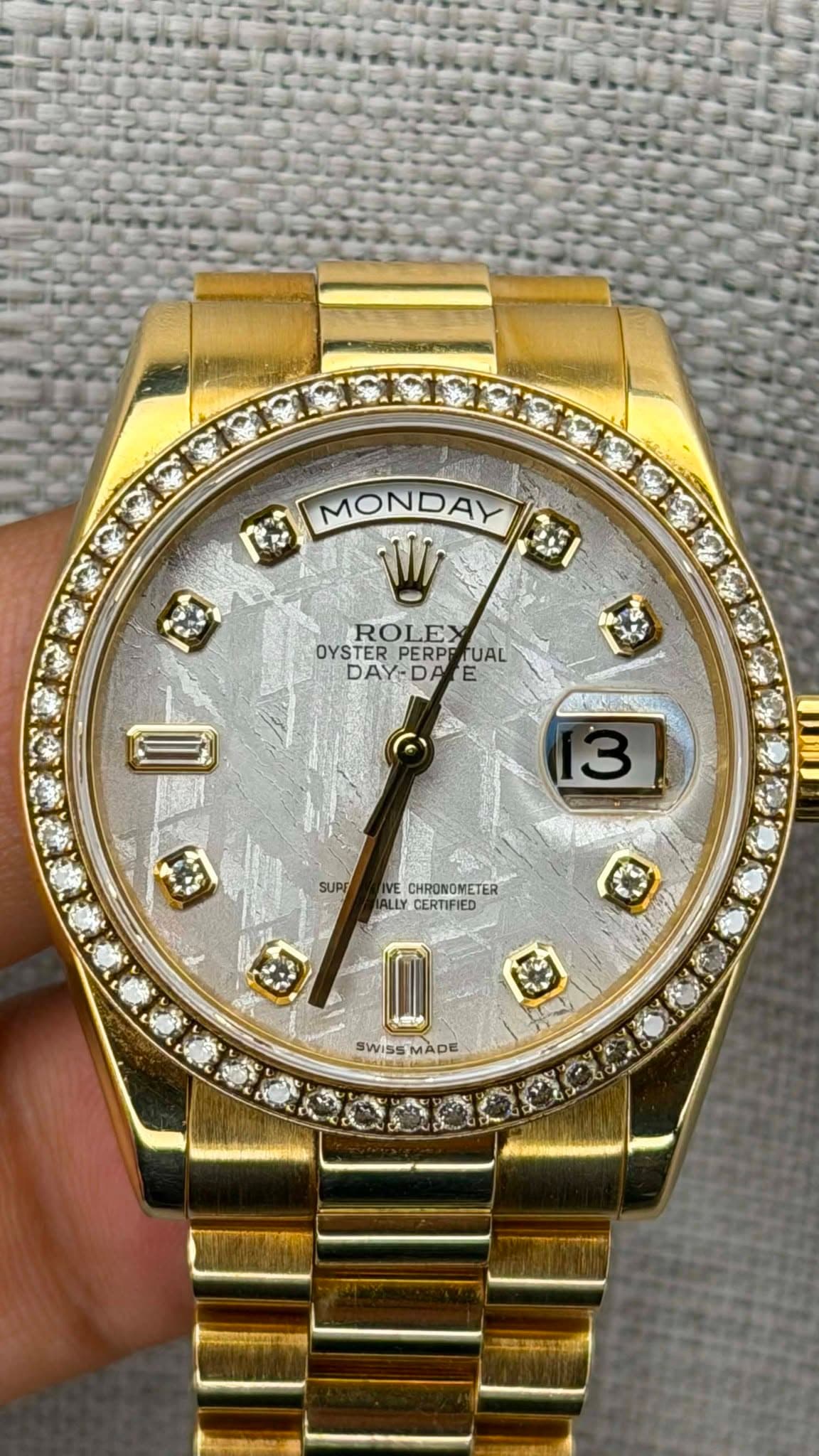 May be an image of wrist watch and text that says 'MONDAY น W 3ι ROLEX OYSTER OYSTEROLEY YSTERPERPP PERPOTUAL PERPP FUAL DAY-DA DA EA DAY- 2 天 0 3 SUPF CHRONOMETER ALLY CERTIFIED…