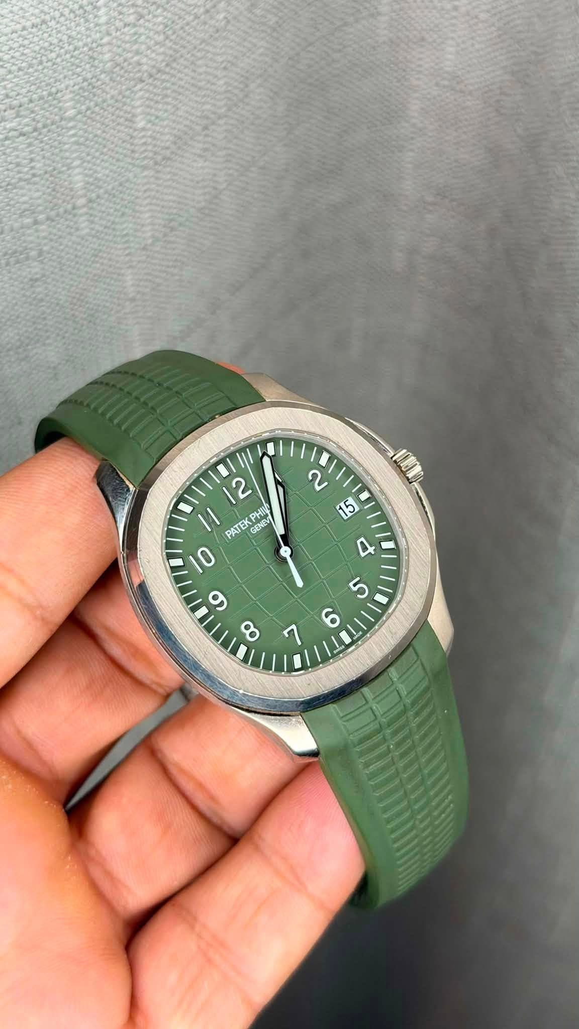 May be an image of wrist watch and text that says '/1 12 PATE KPHI PHI GENEV ENEV 10 9 و O 2 2 95 4 س 6'