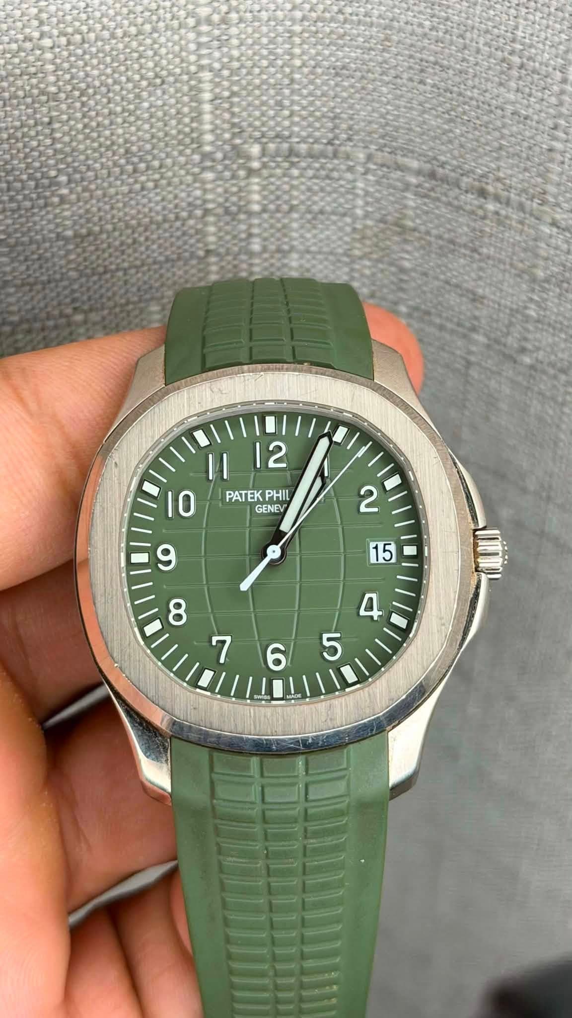 May be an image of wrist watch and text that says 'I1 12 0 PATEK PHII GENEV '
