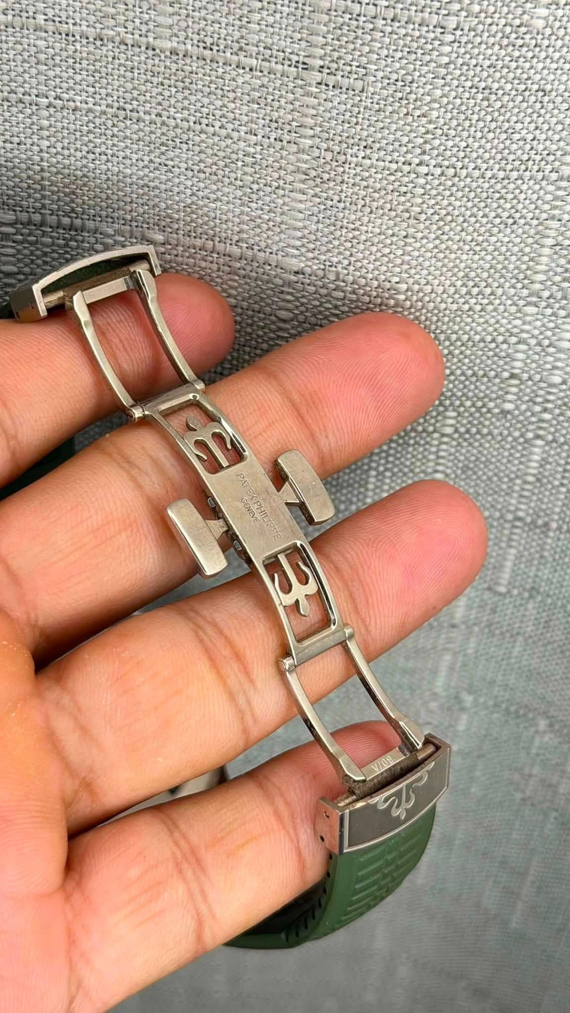 May be an image of jewelry, wrist watch and text that says 'S 3'