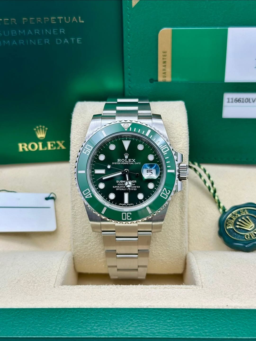 May be an image of wrist watch and text that says 'ERDATE DATE ANT UARANTEE 11 116610LV ROLEX LE ROLEX LF ሞሞዋ OYSTERPERPETUAL DATE I SUBM I000 5 NER PRFTE ๖๓. 40 ه 20 MA 30'