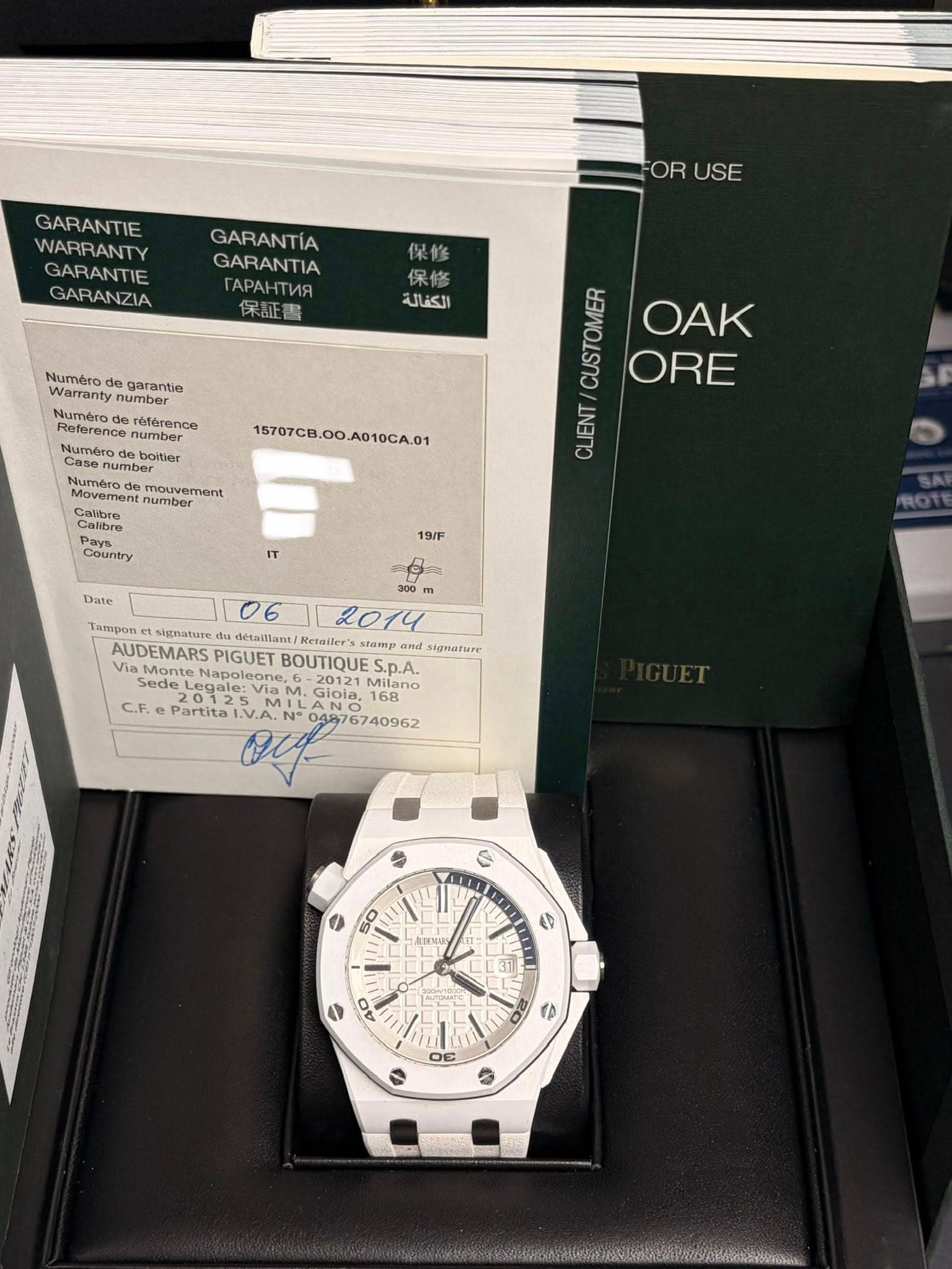 May be an image of wrist watch and text that says 'GARANTIE WARRANTY GARANTIE GARANZIA ORUSE OR USE GARANTIA GARANTIA rAPAHTИR 保証書 保修 保修 الكفالة Numéro garantie number neterence…
