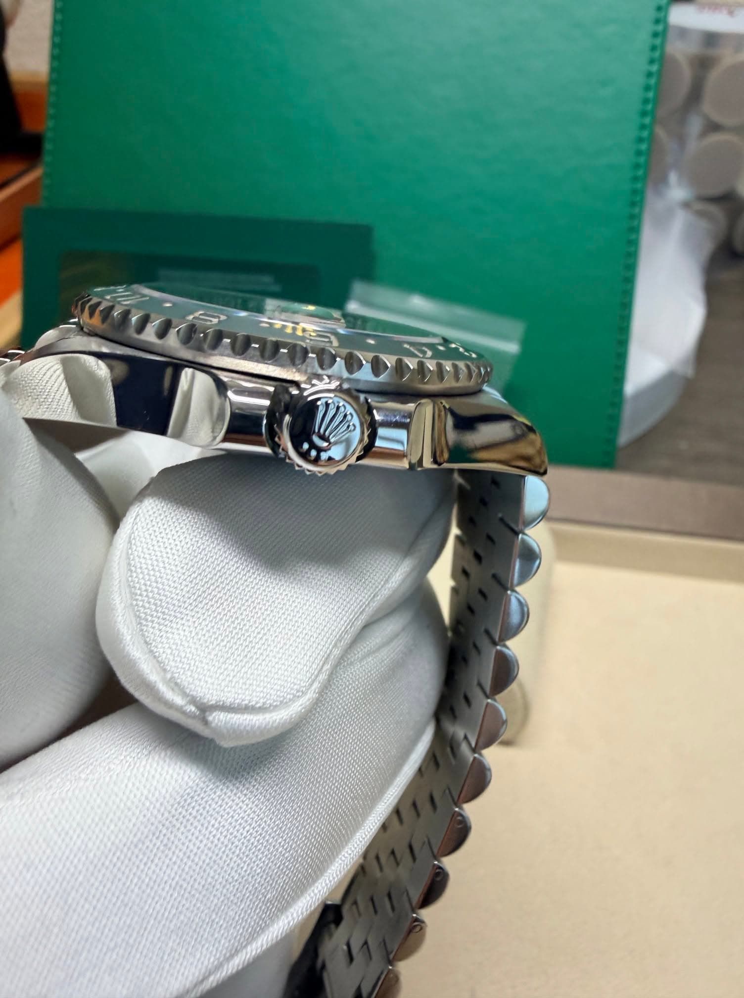 May be an image of wrist watch and text that says 'ስሳ ハ'