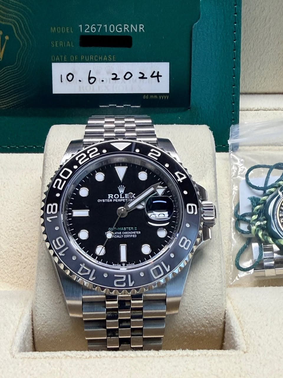 May be an image of wrist watch and text that says '126710GRNR বমাজ ROLE E OYSTER TERPERPE PERPET አውሥ 6 PH3O NOMETER VECH LYCERTIFIED 8 16 14 នករប់ត E ሓል He 12 O'