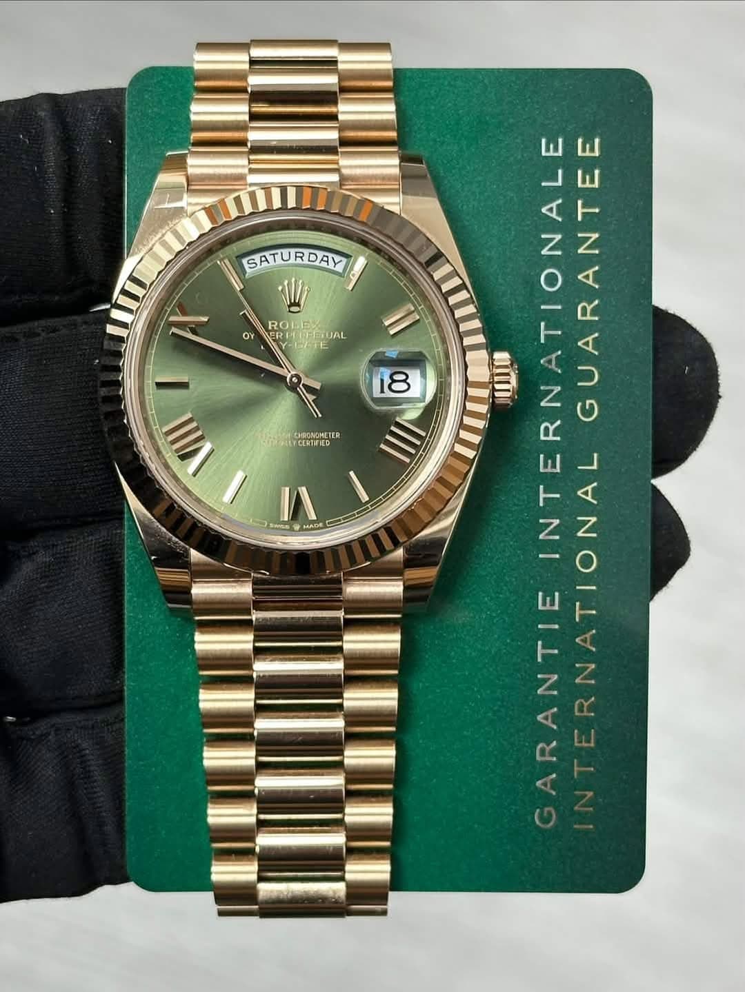 May be an image of wrist watch and text that says 'SATURDAY OY ROI 50 CFETUAL UAL 18 DHEONOHETER VIII V MADE SWIn il UnIn RNATIONALE INTERNATIONALE ALGUARANTEE NATIONALGUARANTEE…