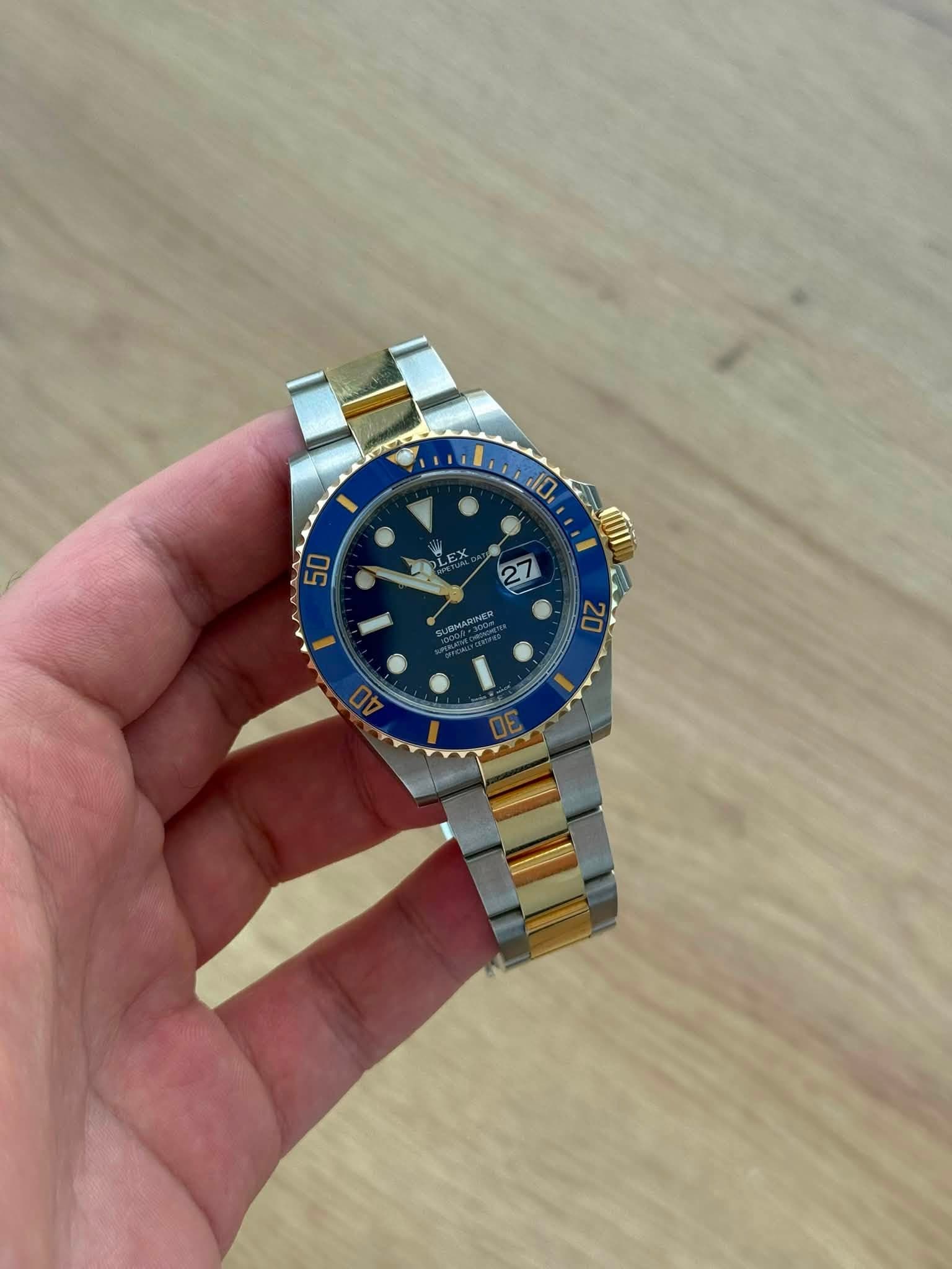 May be an image of wrist watch and text that says '1 1 10 UII 0 27 E'