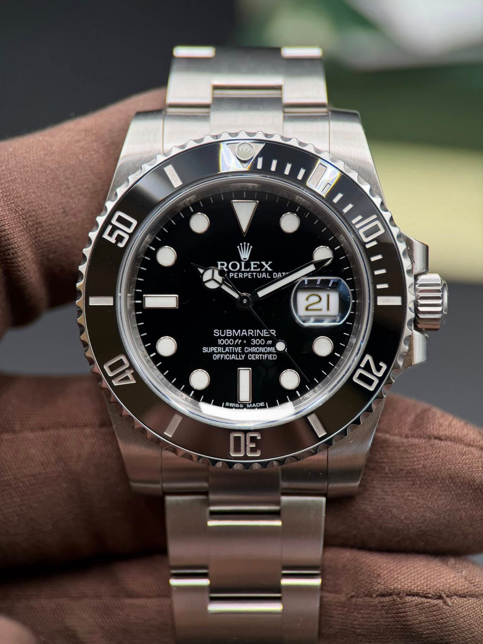 May be an image of wrist watch and text that says '50 ROLEX PERPE PERPETUAL PERPETUALDAT TUAL DAT- 10 LLI 21 SUBMARINE'R 1000ft *300 SUPER SUPERLATIVE CHRONOME OFFICIALLY ALLY…