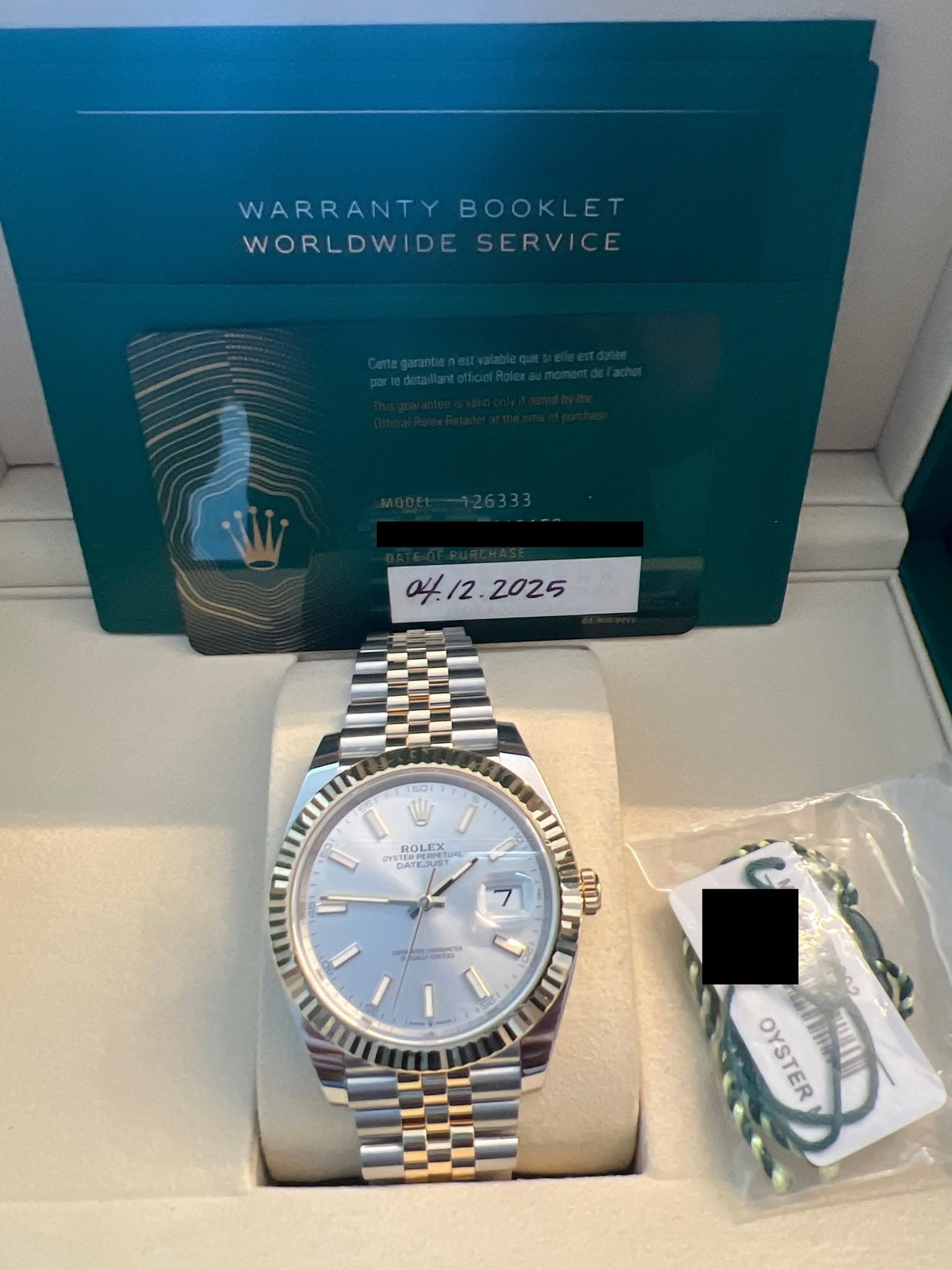 May be an image of wrist watch and text that says 'WARRANTY WARRANTYBOO BOOKLET WORLDWIDE WORLDWIDESERVICE SERVICE EOI GOLEX COPERFET ROLEX ROLEX OAT 新一四所用 NARUS US 7 am س ١ SIT…