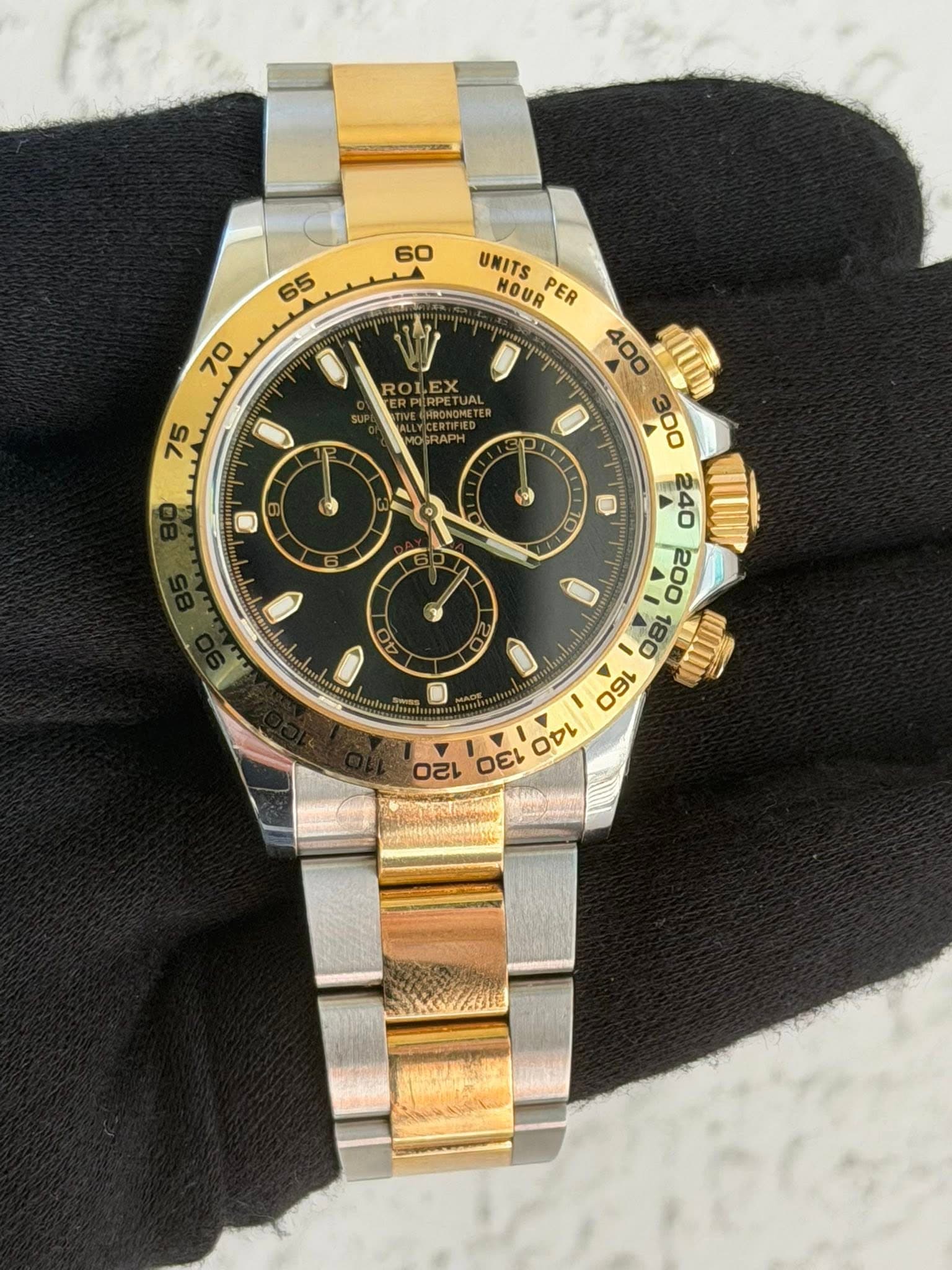 May be an image of wrist watch and text that says ' OSRAPH UNITS HOUR PER W ROLEX PERPETU መግ 400 KLUINH C មេយ S G ญฐ 2ei '
