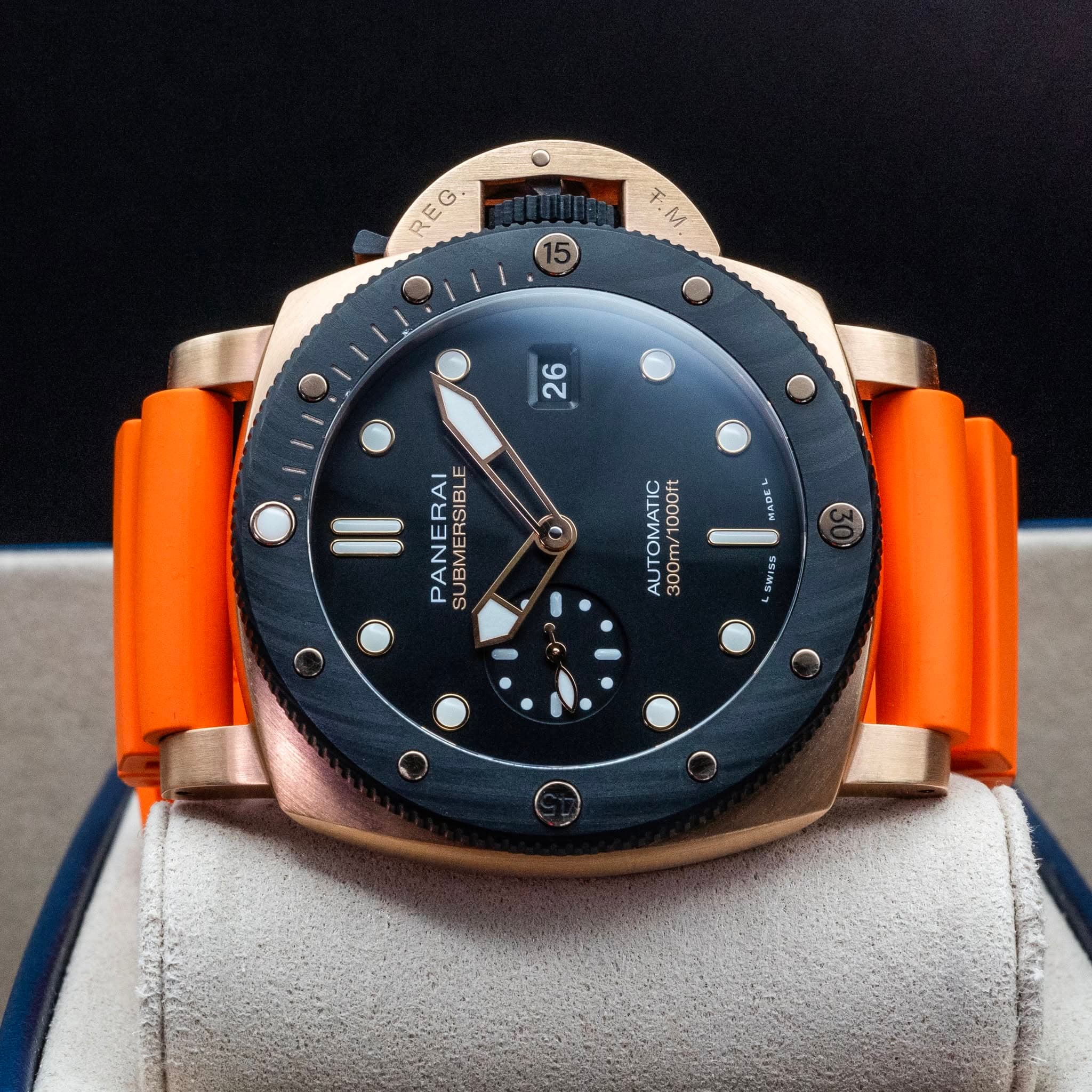 May be an image of wrist watch and text that says 'RE REG G 26 O ADR O Il PANERAI SUBMERSIBLE AUTOMATIC 1 Wog a00m/100 300m HOOOL/WOOE 5WISS'