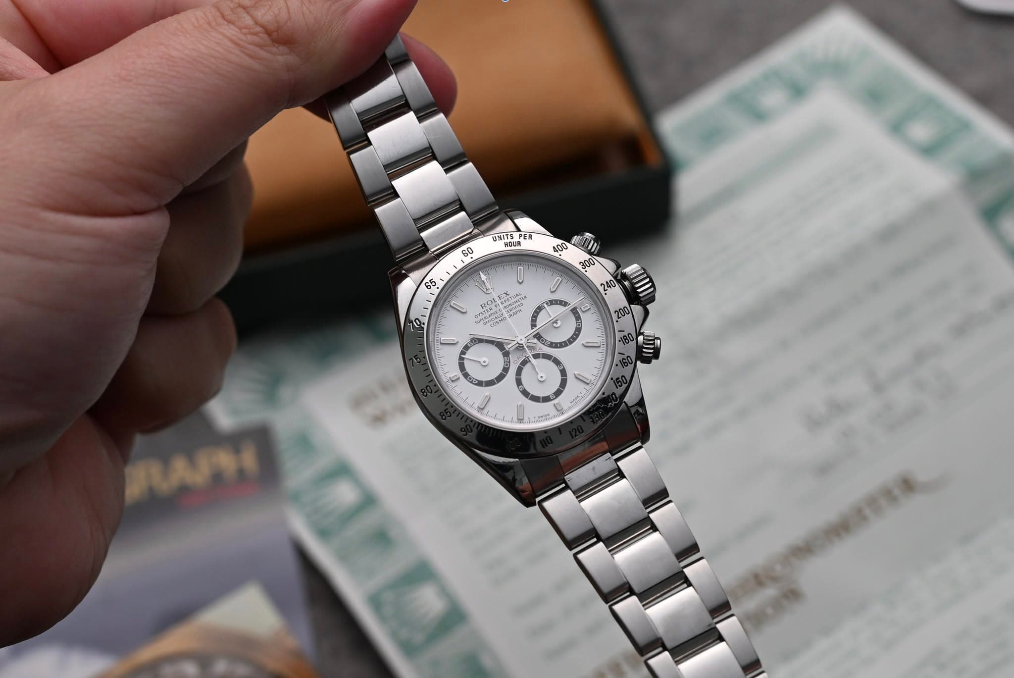 May be an image of wrist watch and text that says "강%179 PEA RO1 فا AM งห TA / / 1 700 D APH"