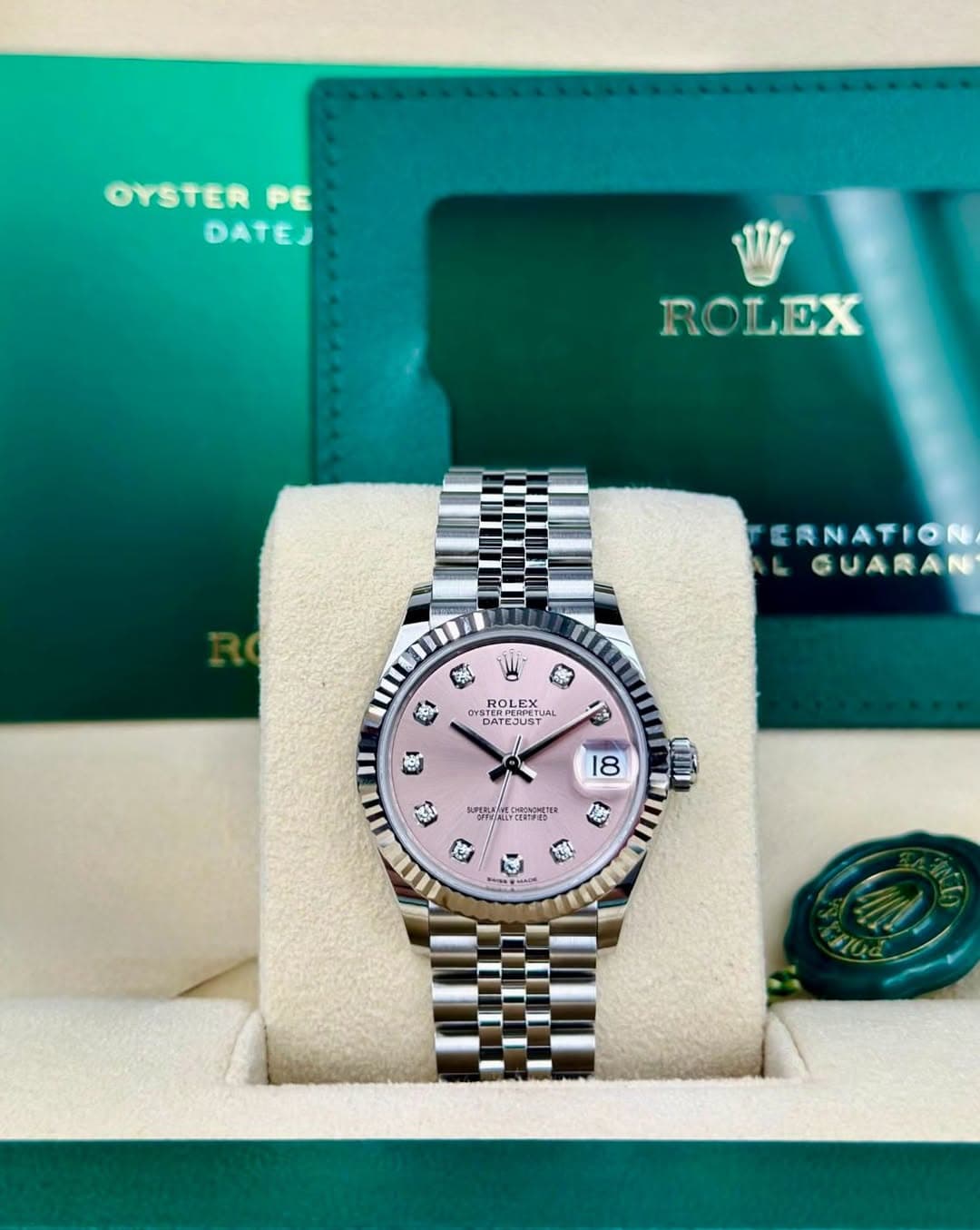 May be an image of wrist watch and text that says 'OYSTER PE DATEJ ROLEX ERNATION GUARAN す 謝 #1 YSTERPERPET ERPUIPCIUH TUAL ਸਸ DATEJU TEJUST A 18 PLR ፖር た'