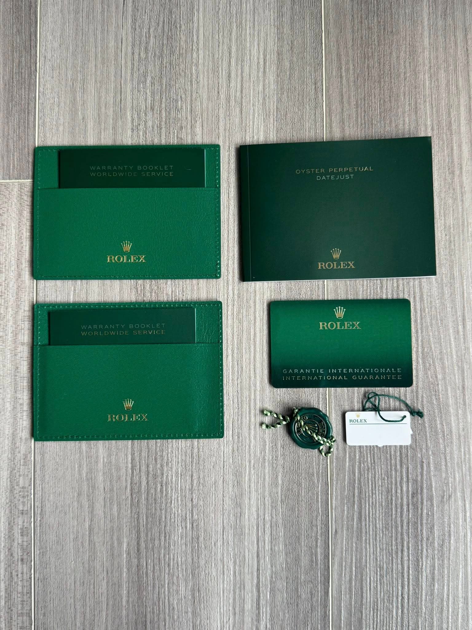 May be an image of leather wallet and text that says 'עענר 생 ROLEX Wy ROLEX W ROLEX W ROJ.TMX ANTICINTERNAT ROLEX'