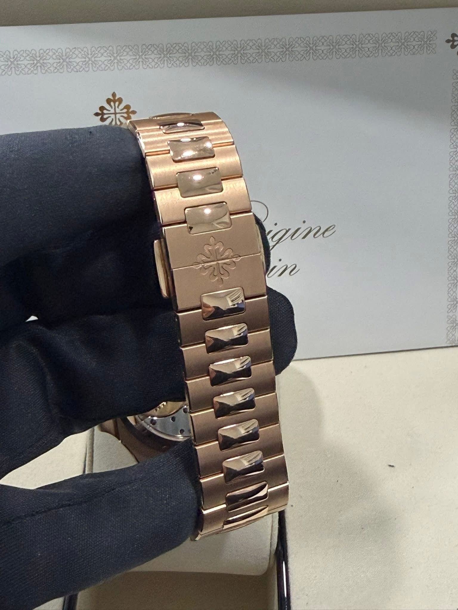 May be an image of wrist watch and text that says 'gine in'