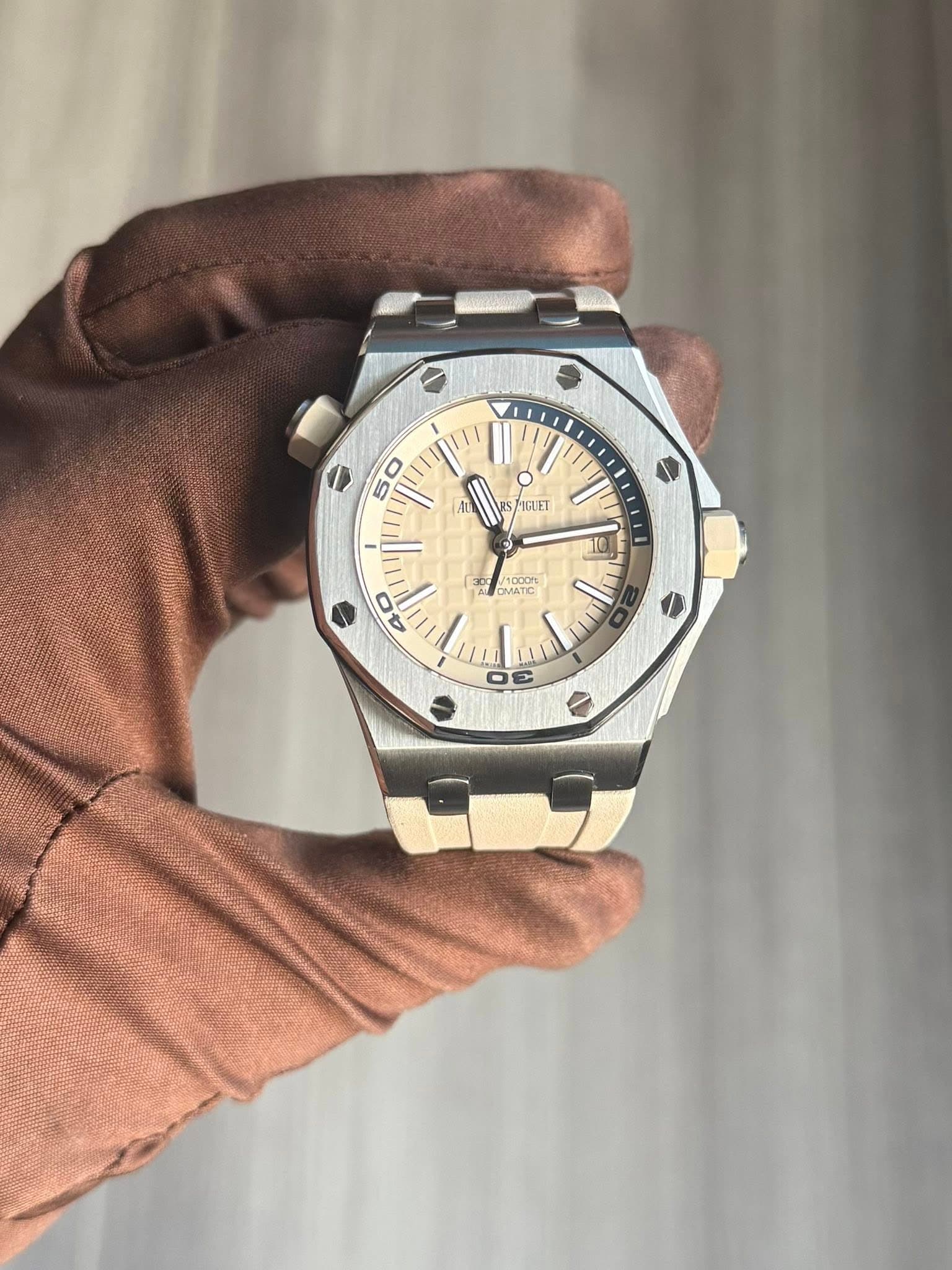 May be an image of wrist watch and text that says '50 יוי SH KUET TO 1000r e NATC 40 E O'