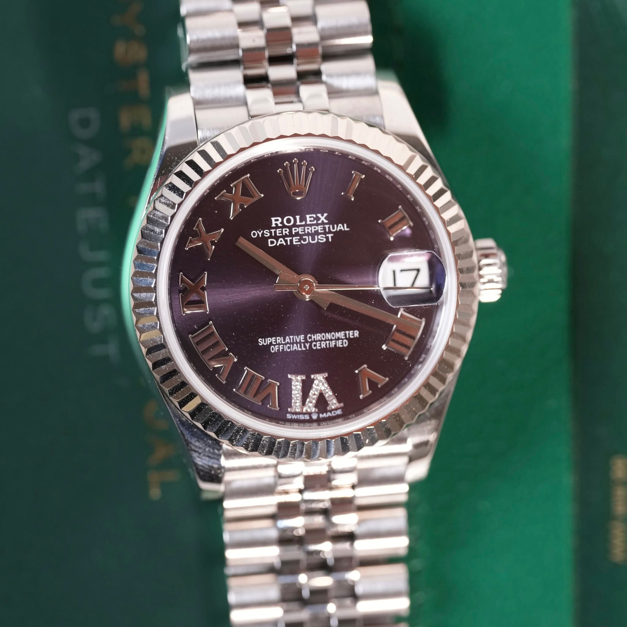May be an image of wrist watch and text that says 'ROLEX EX ROL OYS OYSTER ERPERPETUA ERPERPETUAL PETUAL DATEJUST DATE 17 SUPERLATINCHONDHETER SUPERLATIVE CHRONOMETE…