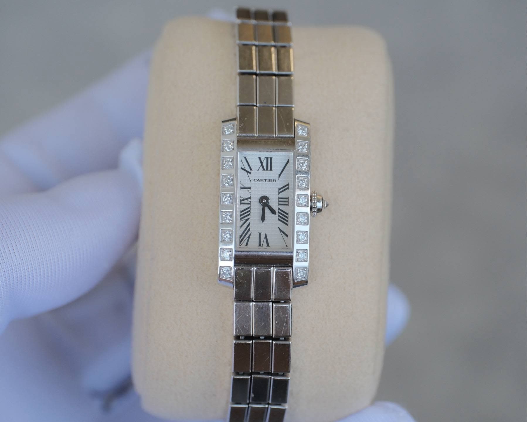 May be an image of wrist watch and text that says 'XII XII CARTTER IA'