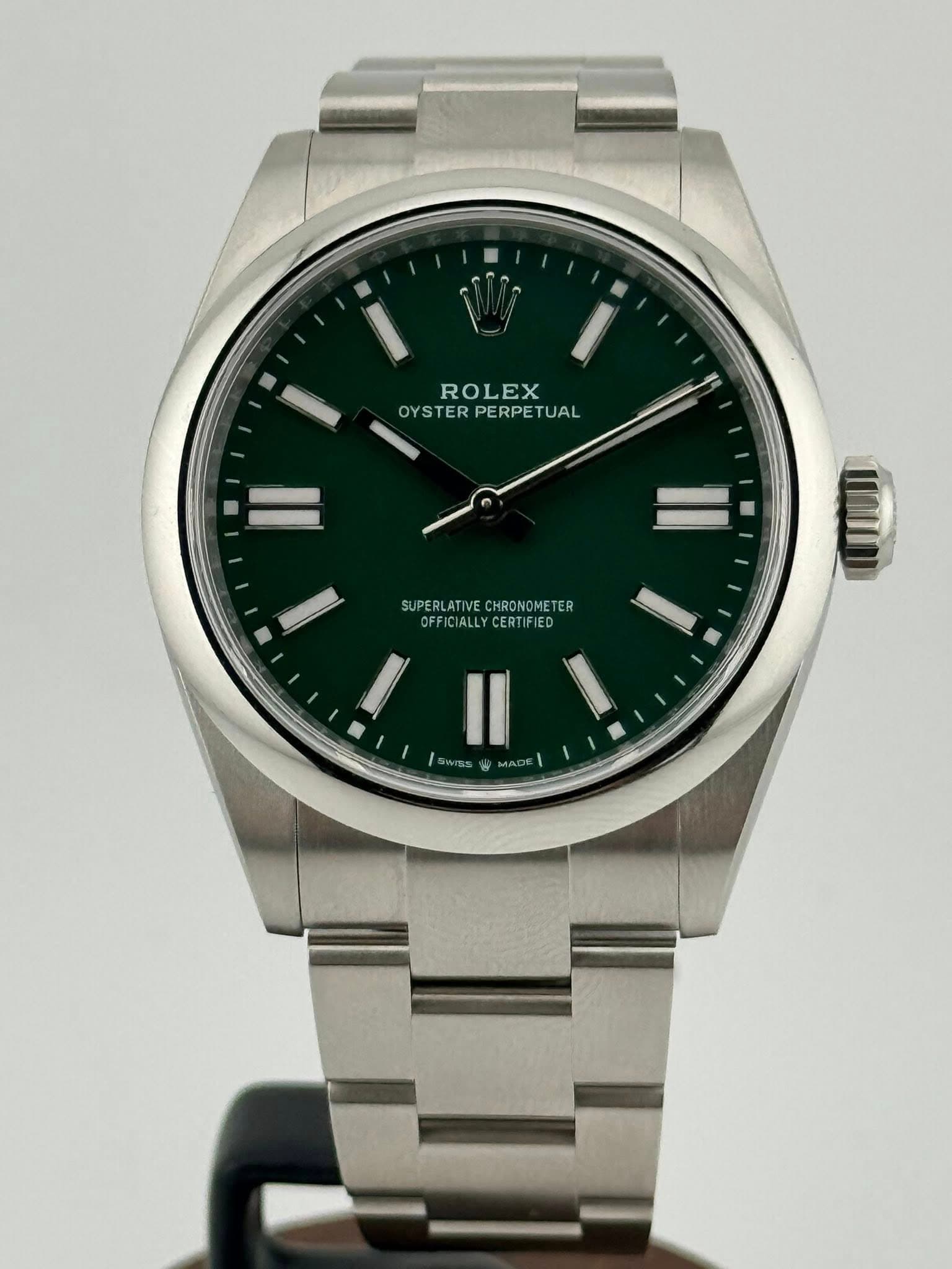 May be an image of wrist watch and text that says 'ROLEX OYSTERPERPETUAL STER PE ERPE TUAL OYSTERP II I SUPERLATIVEC SUPERLATIVECHRONOMETER OMETER OFFICIALLYCERTIFIED OFFICI CE…