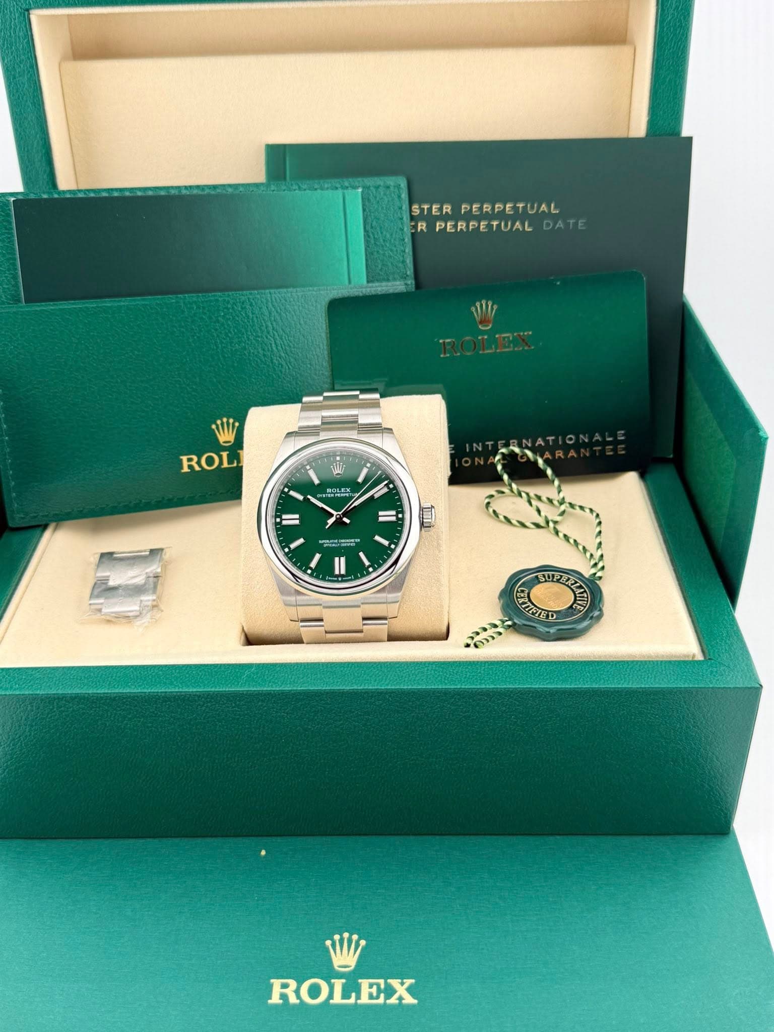May be an image of wrist watch and text that says 'STER PERPETUAL R PERPE PERPETUAL PERPETUAL TUAL DATE 11 W ROL 博 BOLEK 2HE 팀 இயமர் CIEIED EX AIFED O V1217 ROLEX'