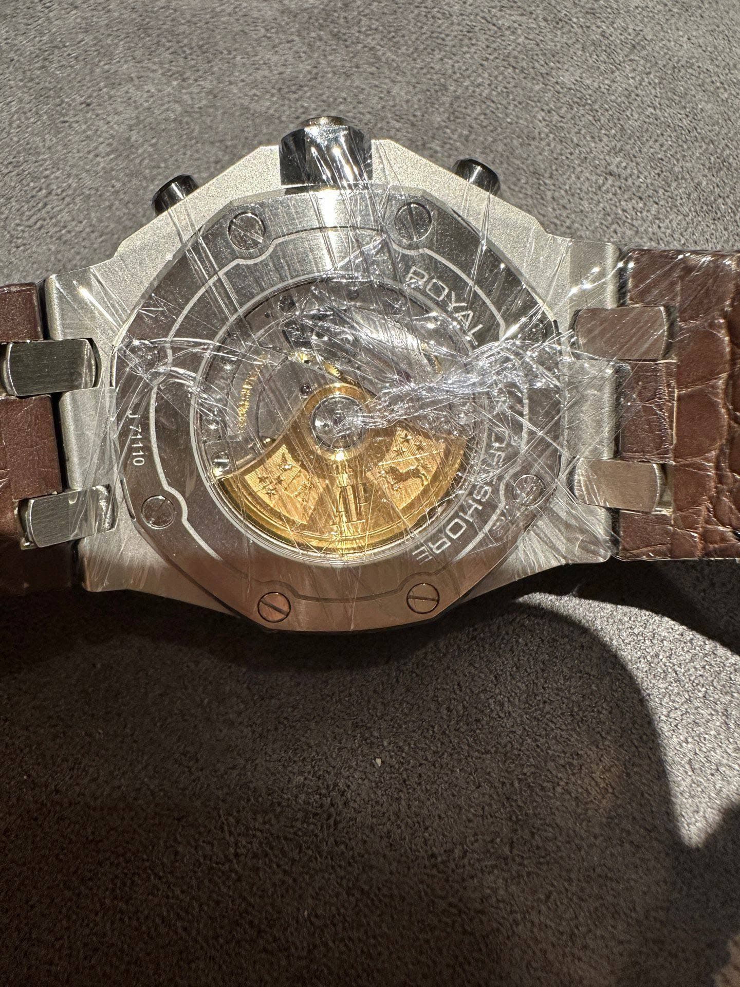 May be an image of wrist watch and text that says 'BOYAL COHSHET'