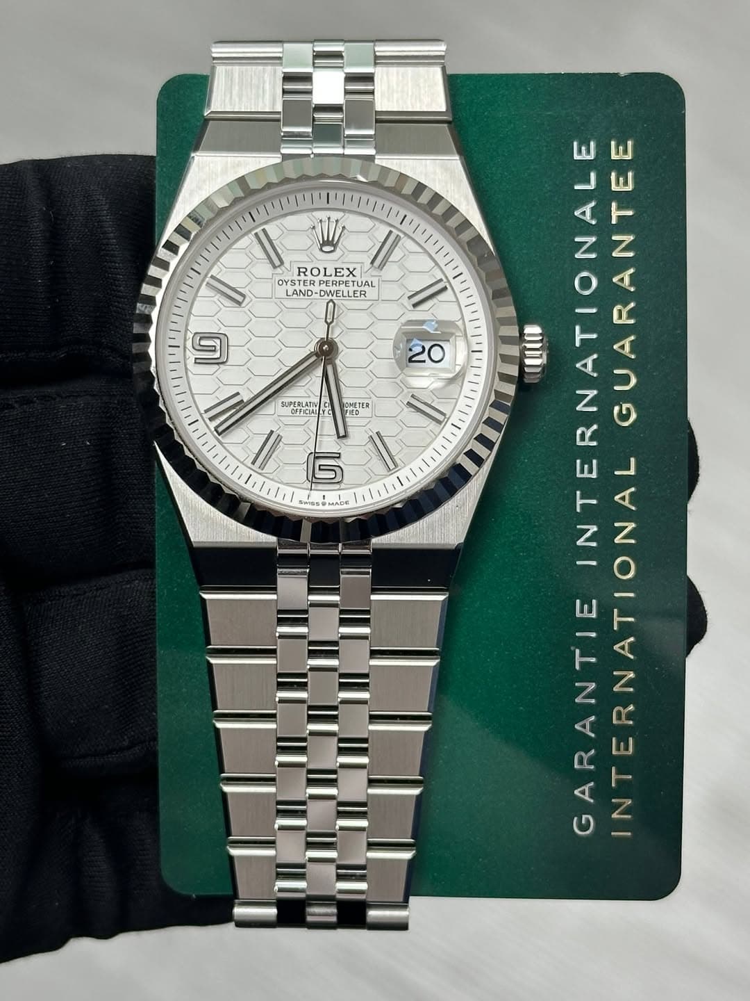 May be an image of wrist watch and text that says 'ROLEX OYSTER TERPERPETUA RPETUAL TUAL LAND- DWELL DWELLER LER ما 20 SUPERLATIV OPPICIAL OΜTER و uacoMAE mAc Ui TIEINTERNATI…