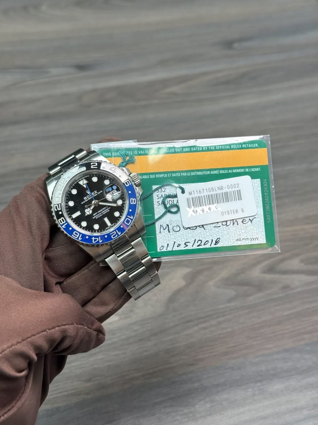 May be an image of wrist watch and text that says 'THIS UA ISVALID จยา UT AND DATED 2 OFFICIAL ROLEK RETAILER. REMPLIEE 6 ALEDISTRRUTEUR ABREE FOLEKAU 532 ROL ROL ុជ៍ 8 SA JDLA…