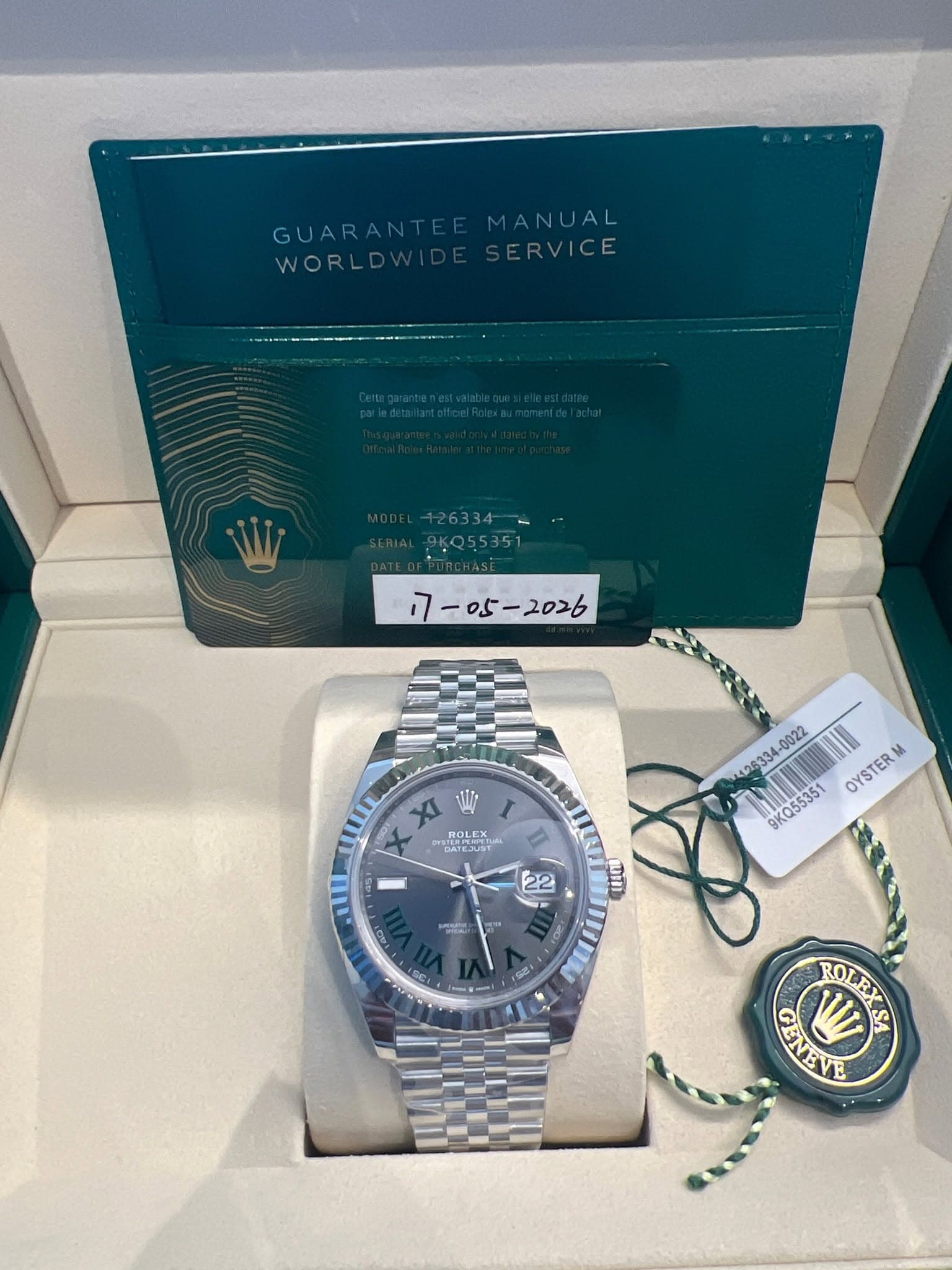 May be an image of wrist watch and text that says 'GUARANTEEMAN GUARANTEEMANUAL MANUAL GUARANTE WORLDWI WORLDWIDESERVICE LDWIDE ERVICE WORL ה 2026 雪 ROLEX EX ROLEX - .車国·…